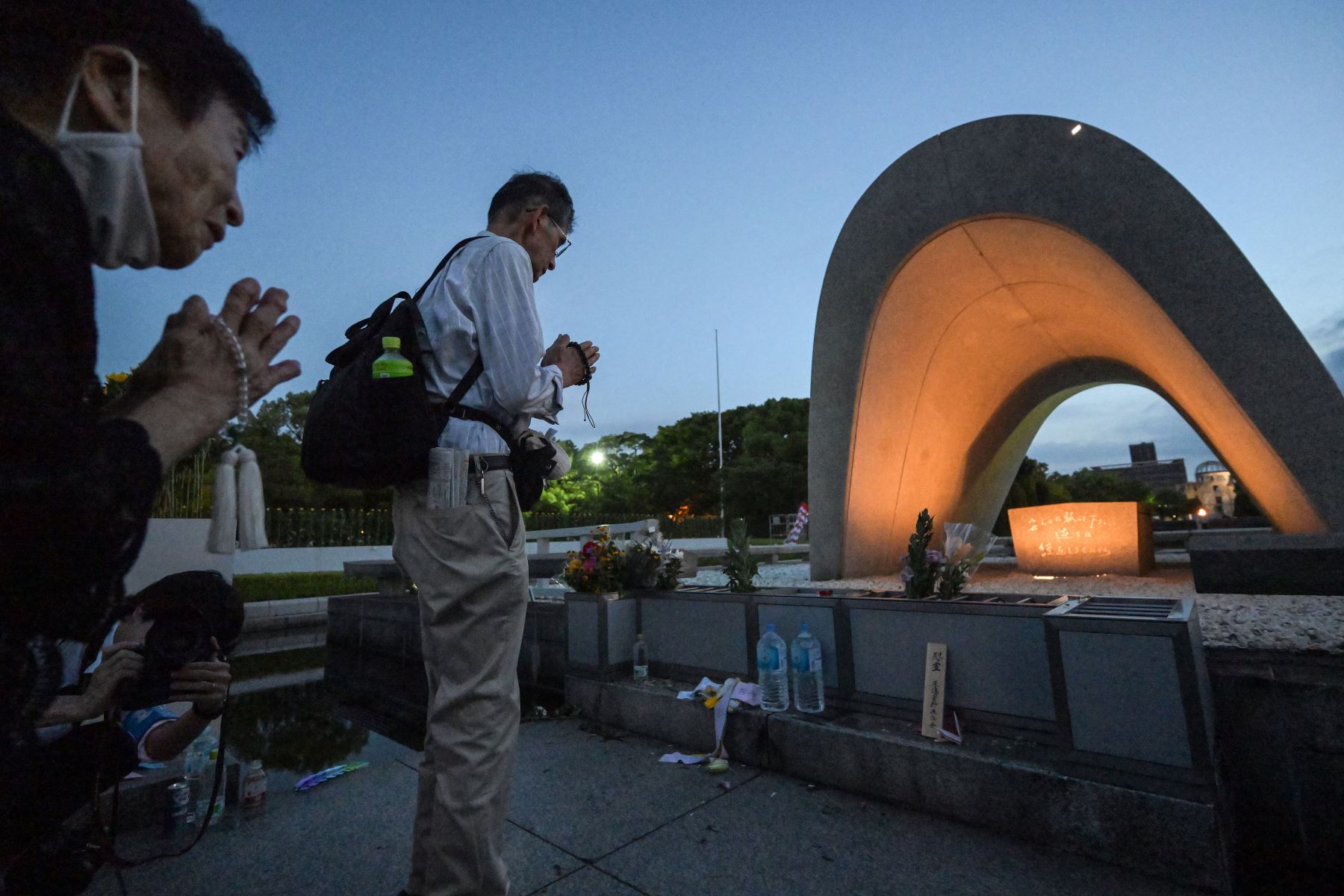 Los visitantes rezan por las víctimas de la bomba atómica frente al Cenotafio Conmemorativo en el Parque Conmemorativo de la Paz antes del servicio conmemorativo para conmemorar el 80 aniversario del primer ataque con bomba atómica del mundo, en la ciudad de Hiroshima a principios de este mes. AFP