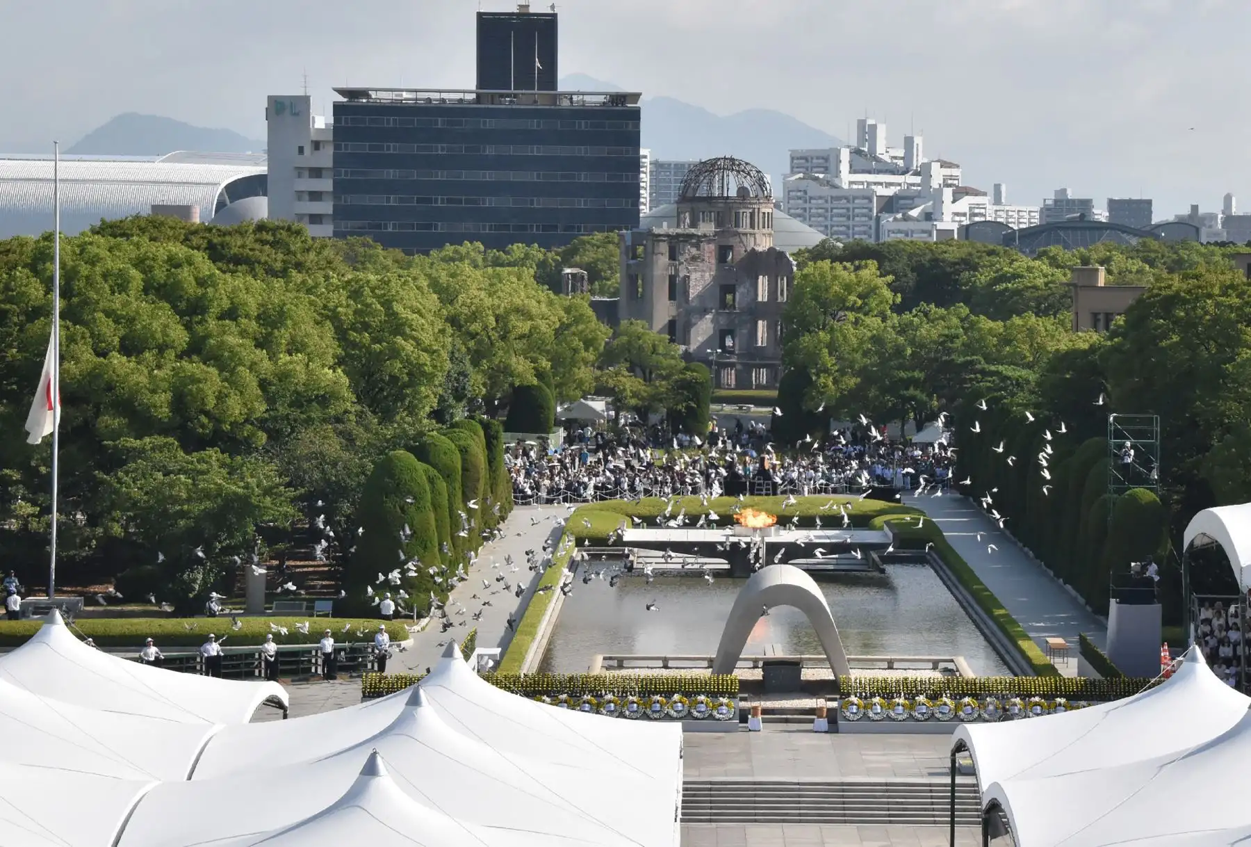 Se liberan palomas después de la Declaración de Paz durante la ceremonia conmemorativa anual en el Parque Memorial de la Paz de Hiroshima en Hiroshima  para conmemorar los 80 años del primer ataque con bomba atómica del mundo. AFP