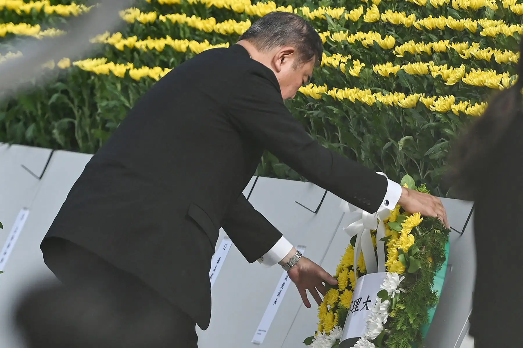 El primer ministro de Japón, Shigeru Ishiba, coloca una corona de flores en el Cenotafio Memorial durante la Ceremonia Conmemorativa de la Paz para conmemorar el 80 aniversario del primer ataque con bomba atómica del mundo, en la ciudad de Hiroshima. AFP