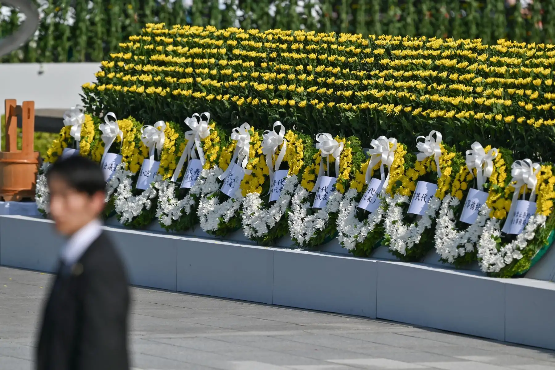 Se muestra una hilera de coronas florales luego de que los funcionarios las colocaran allí durante la Ceremonia Conmemorativa de la Paz para conmemorar el 80 aniversario del primer ataque con bomba atómica del mundo, en la ciudad de Hiroshima. AFP