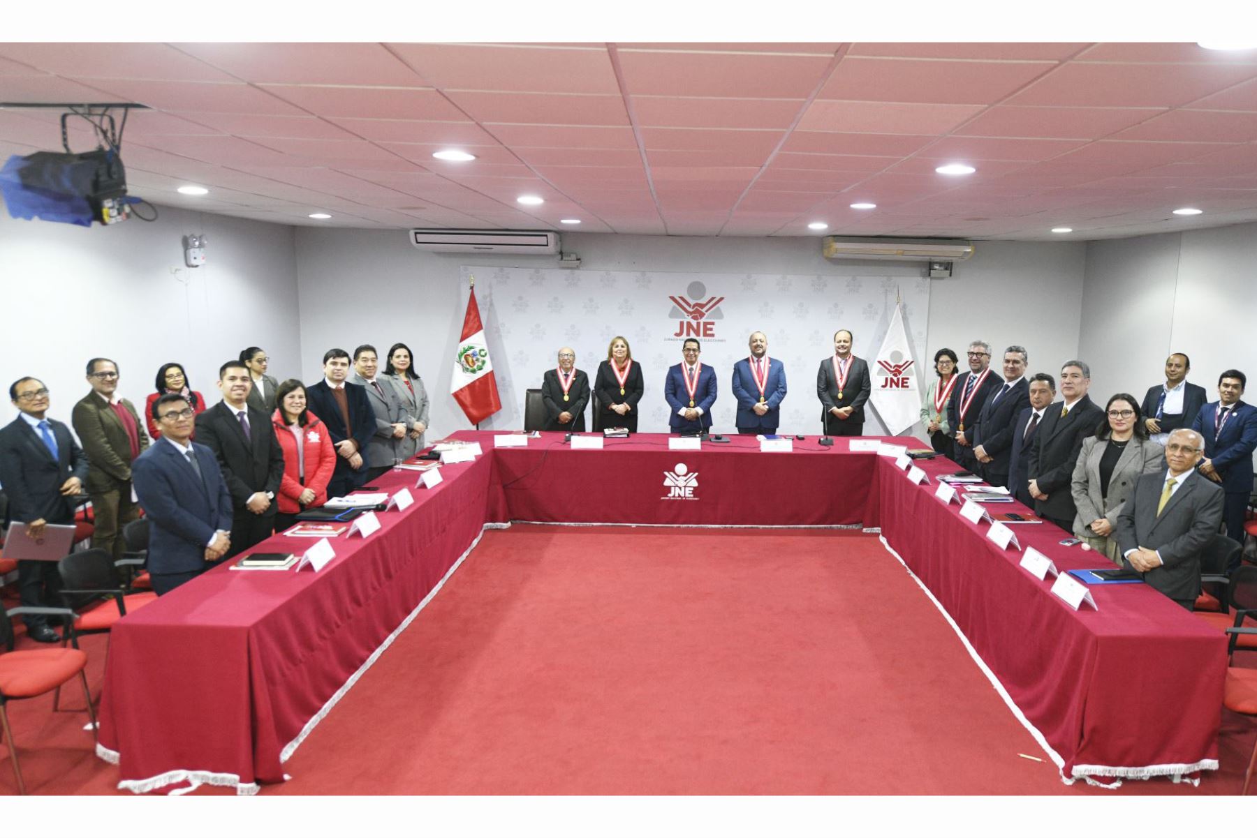 Presidente del JNE lidera sesión de pleno ampliado con organismos del Sistema Electoral para analizar avances del voto digital.
