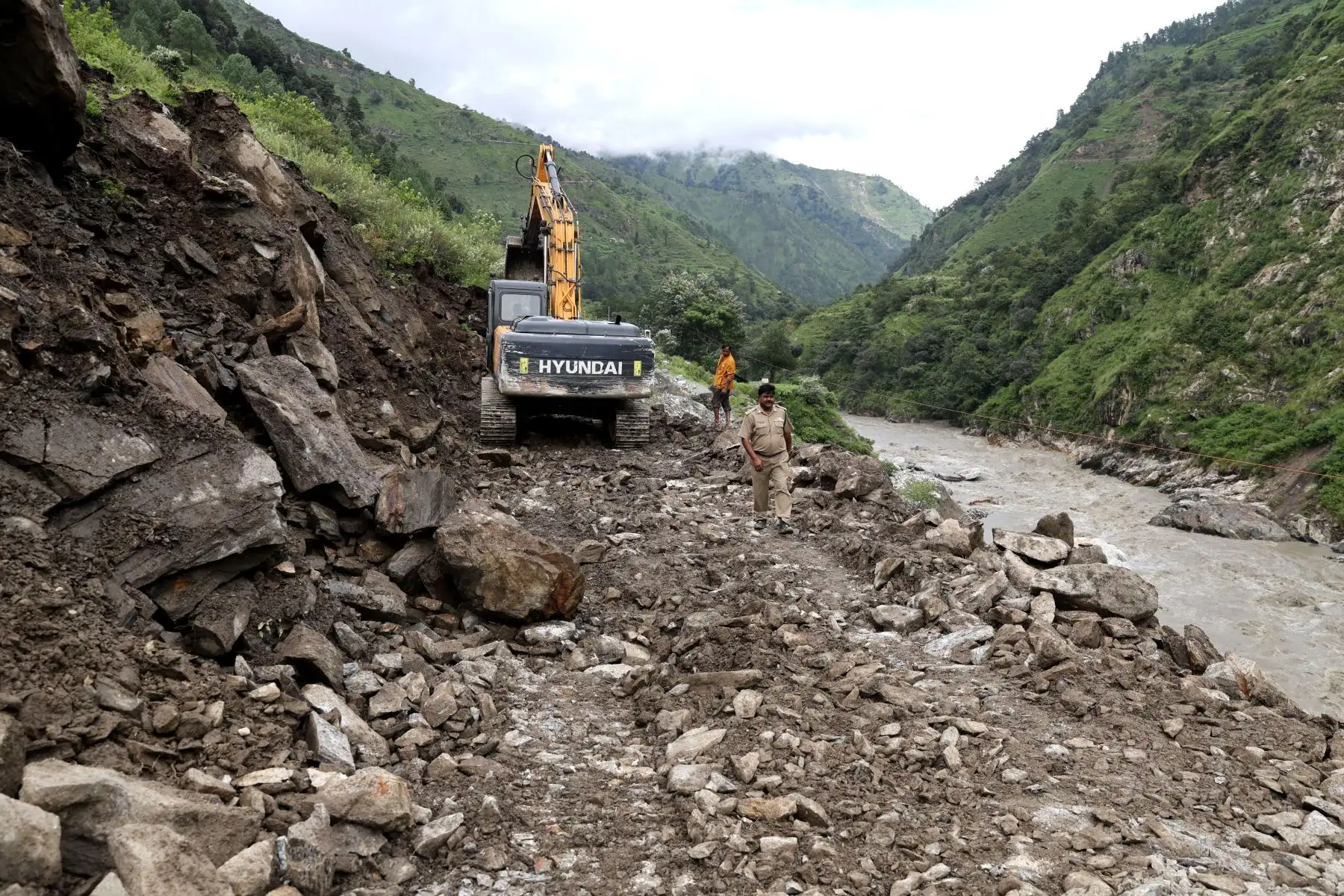 Una carretera dañada tras un aguacero provocó un deslizamiento de tierra en Kyark, camino a la zona de Dharali, distrito de Uttarkashi, Uttarakhand.
Foto:EFE
