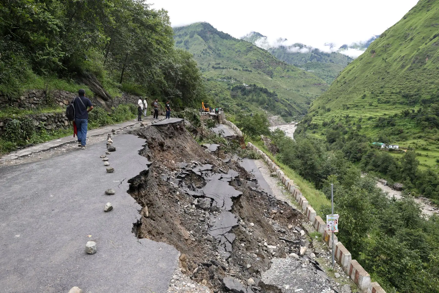 Una carretera dañada tras un aguacero provocó un deslizamiento de tierra en Kyark, camino a la zona de Dharali, distrito de Uttarkashi, Uttarakhand, India.
Foto: EFE