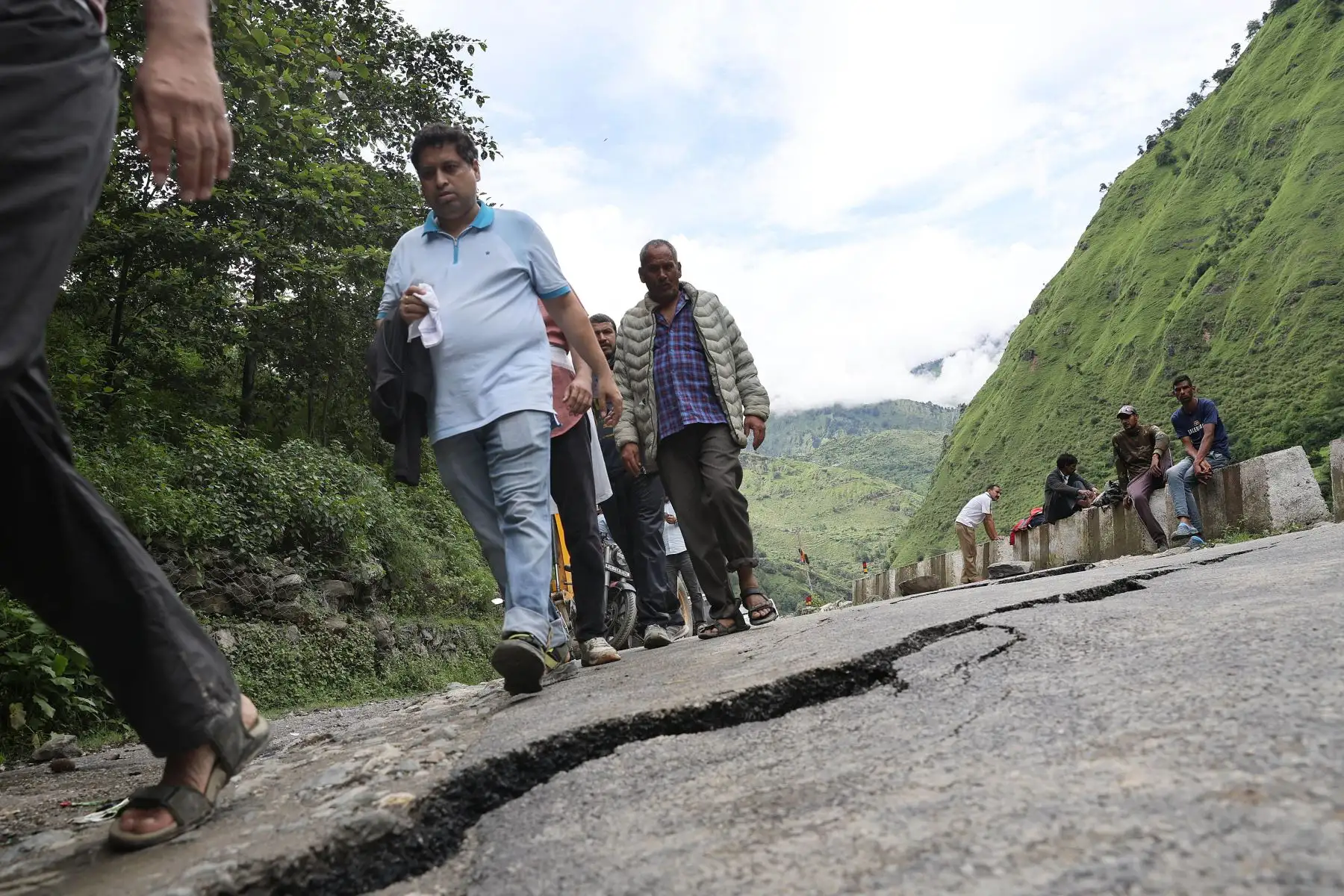 Una carretera dañada tras un aguacero provocó un deslizamiento de tierra en Kyark, camino a la zona de Dharali, distrito de Uttarkashi, Uttarakhand.
Foto: EFE