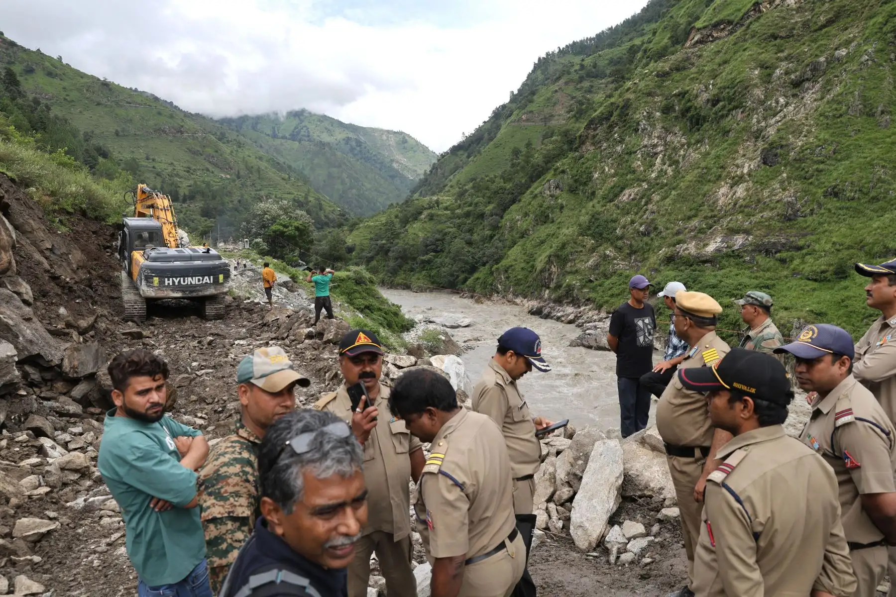 Residentes y oficiales de la Fuerza de Ingenieros de la Reserva General se reúnen en una carretera dañada después de que un aguacero provocara un deslizamiento de tierra en Kyark, camino a la zona de Dharali, distrito de Uttarkashi, en Uttarakhand, India.
Foto: EFE