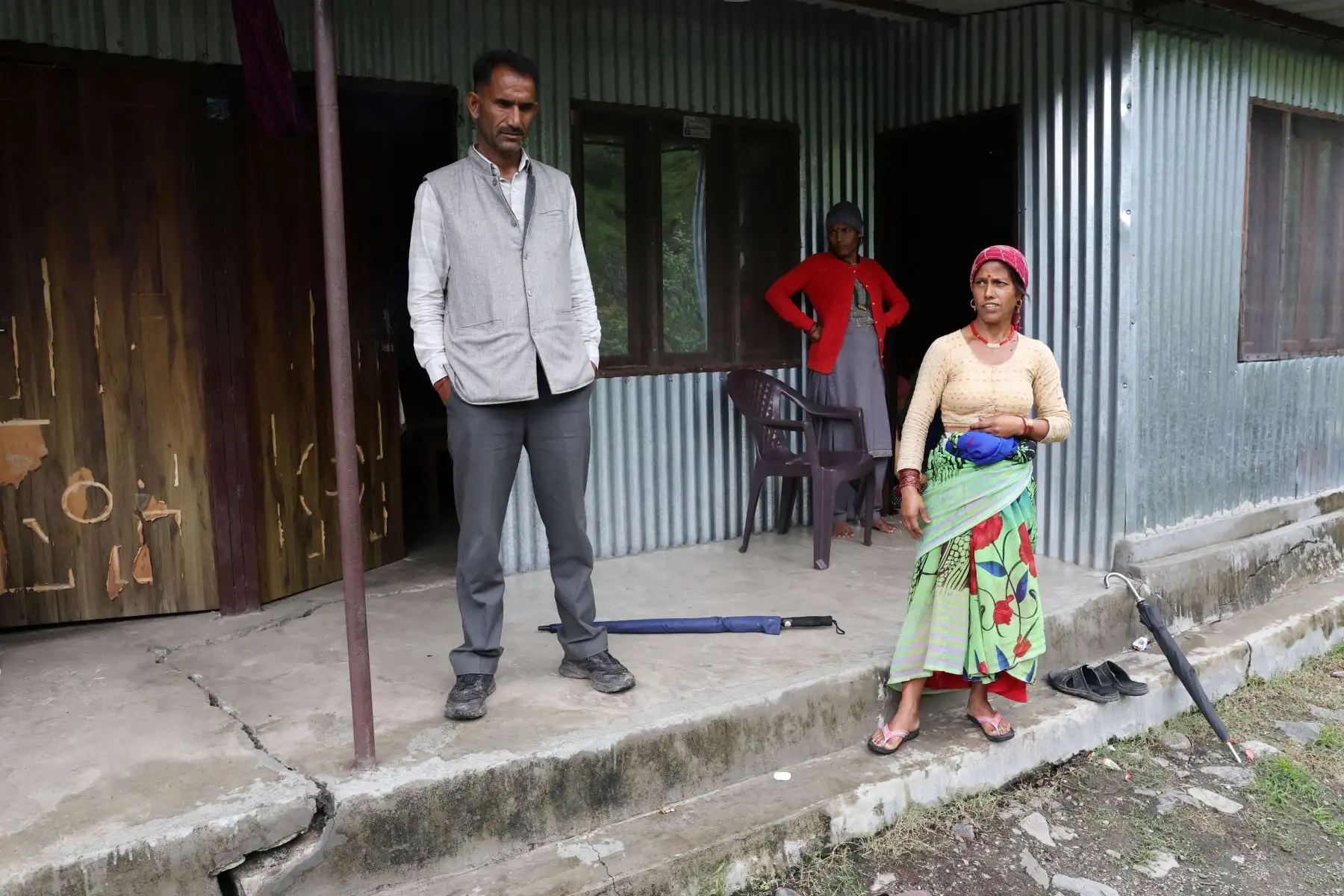 Residentes y oficiales de la Fuerza de Ingenieros de la Reserva General se reúnen en una carretera dañada después de que un aguacero provocara un deslizamiento de tierra en Kyark, camino a la zona de Dharali, distrito de Uttarkashi, en Uttarakhand, India.
Foto: EFE