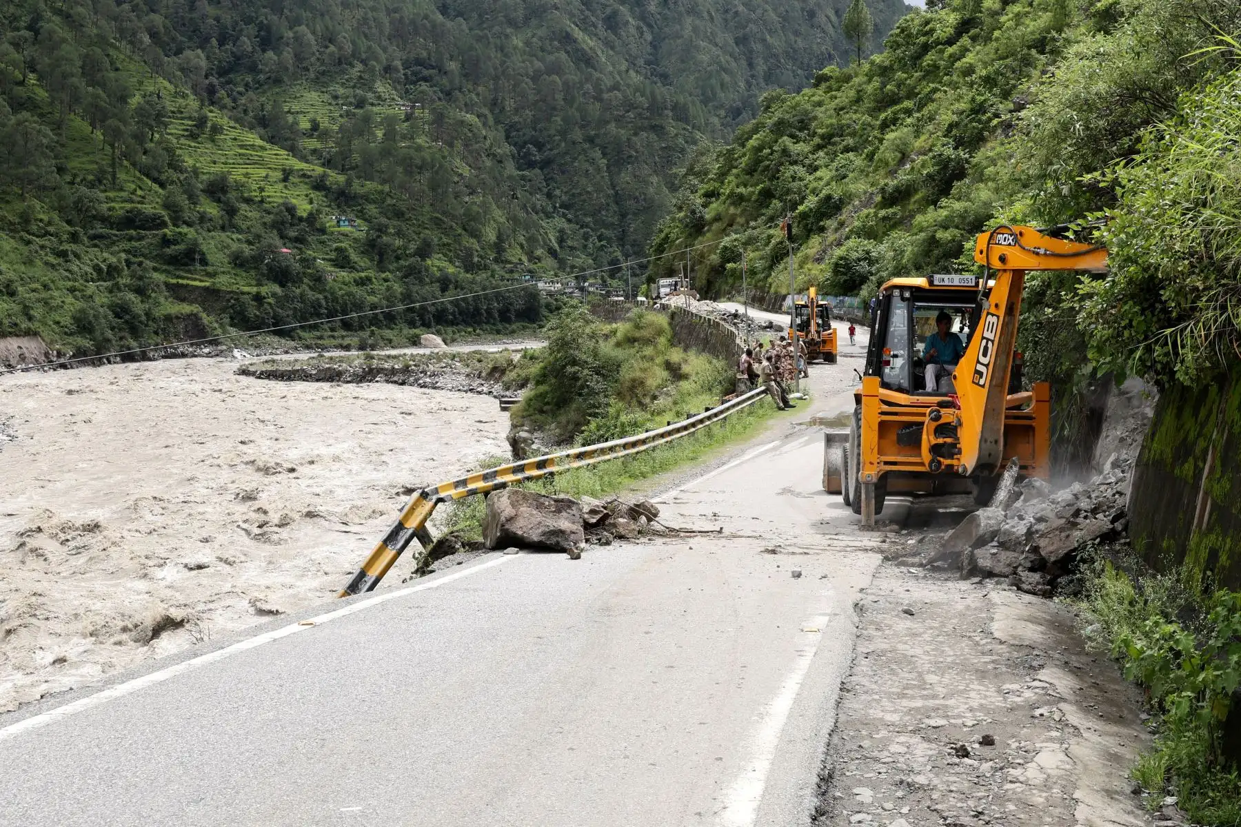 Una excavadora despeja la carretera de Gangotri después de que un aguacero provocara un deslizamiento de tierra, camino a la zona de Dharali, distrito de Uttarkashi, en Uttarakhand, India.
Foto: EFE