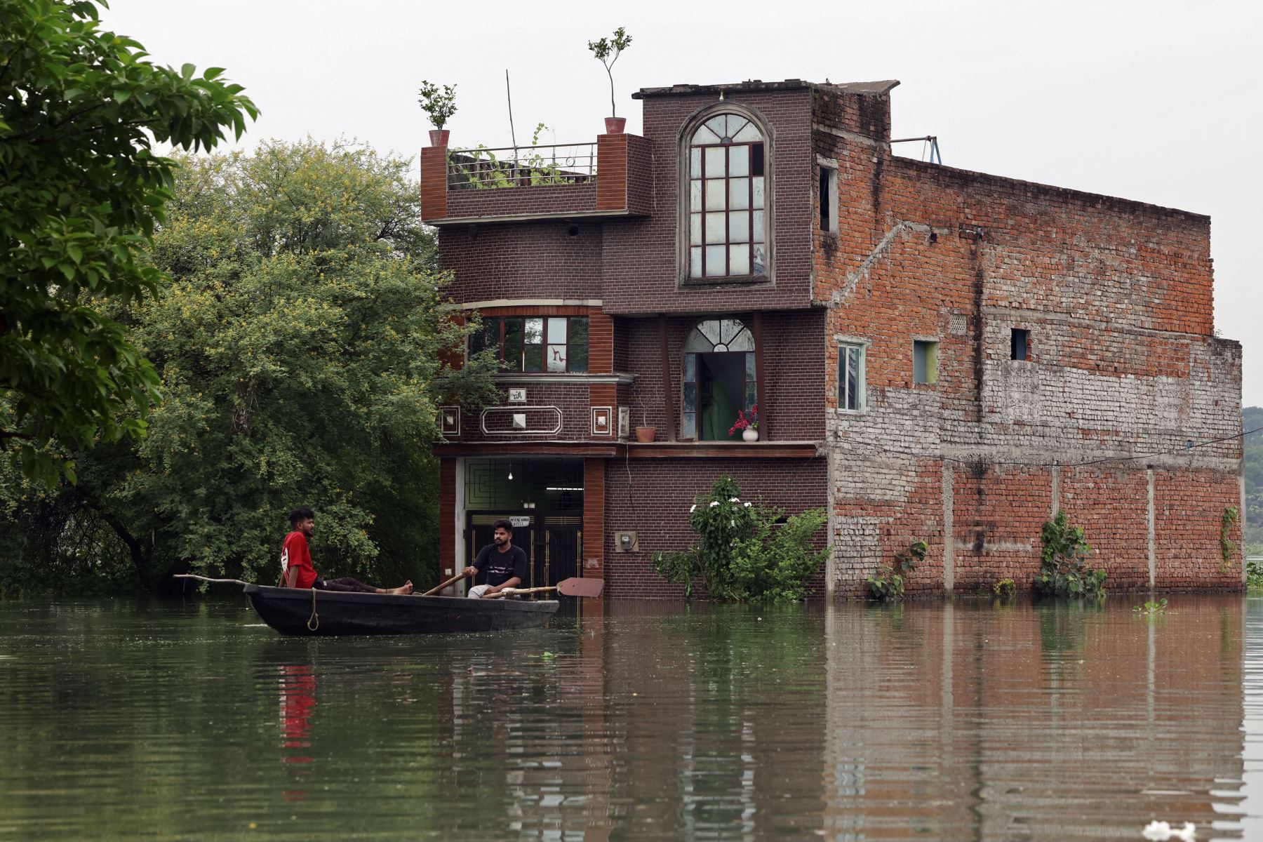 La gente viaja en un bote mientras se dirigen a lugares más seguros a través de un área residencial inundada después de que las fuertes lluvias monzónicas provocaron un aumento en el nivel del agua del río Varuna, en Varanasi.
Foto: AFP