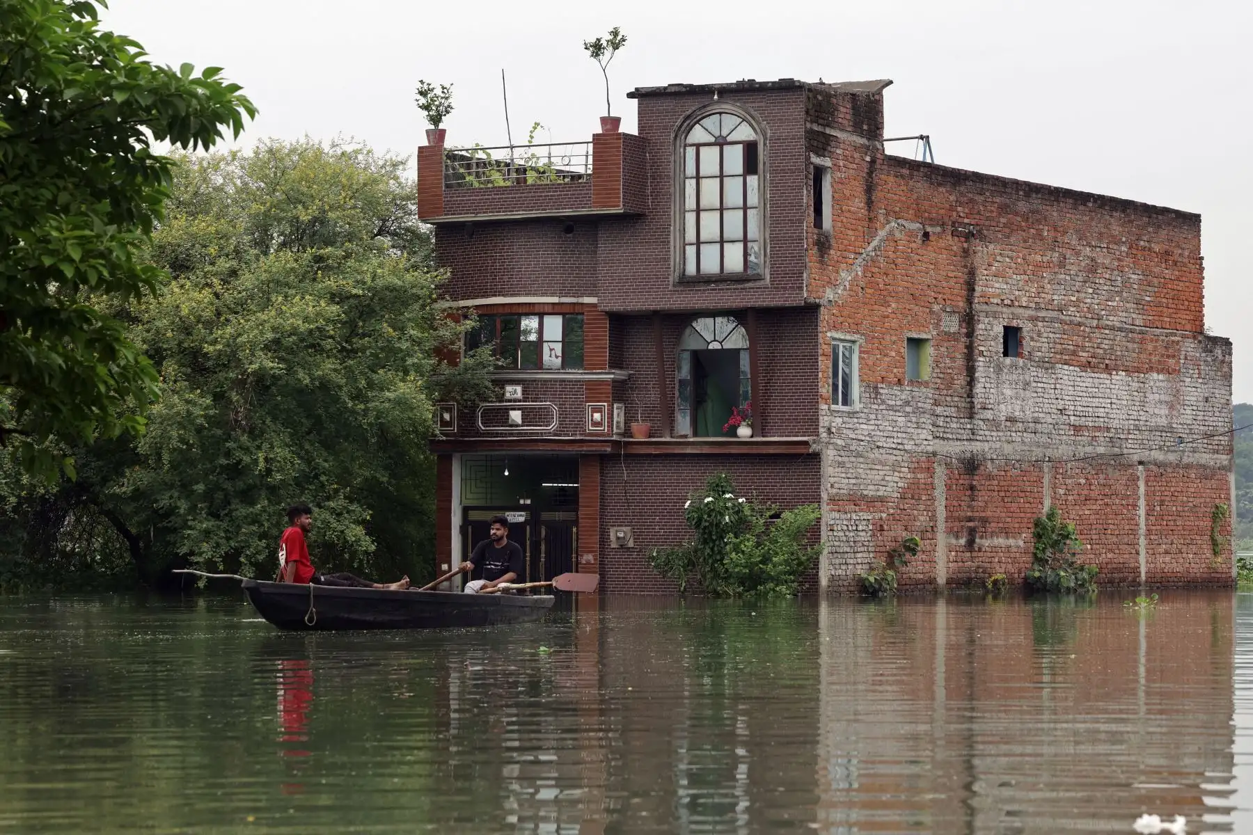 La gente viaja en un bote mientras se dirigen a lugares más seguros a través de un área residencial inundada después de que las fuertes lluvias monzónicas provocaron un aumento en el nivel del agua del río Varuna, en Varanasi.
Foto: AFP
