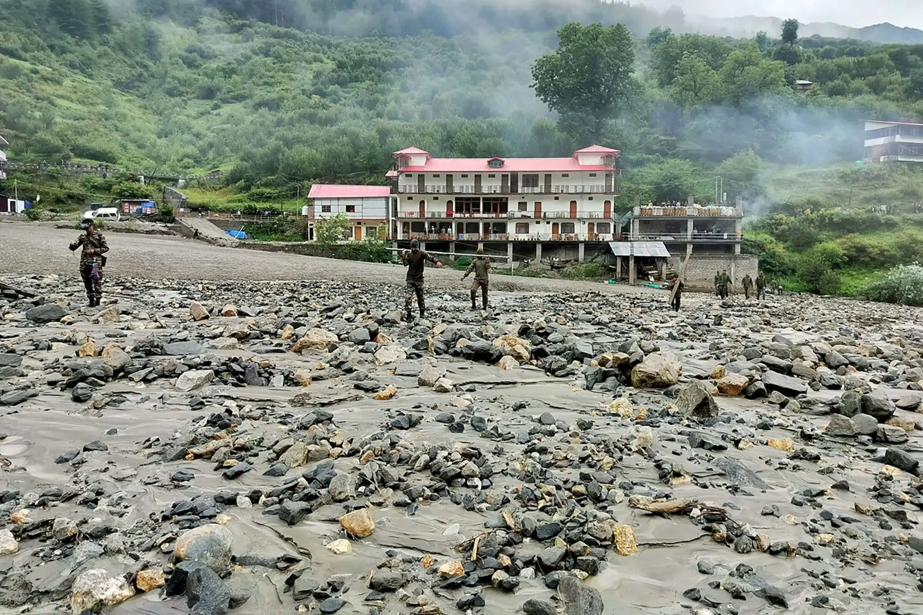 En sta fotografía, publicada por el Ejército de la India, muestra al personal de seguridad y socorro preparándose para construir un cruce sobre un arroyo denso de lodo y rocas durante una operación de búsqueda y rescate, un día después de que un aguacero causara un enorme deslizamiento de tierra e inundaciones repentinas en el estado indio de Uttarakhand. 
Foto: AFP