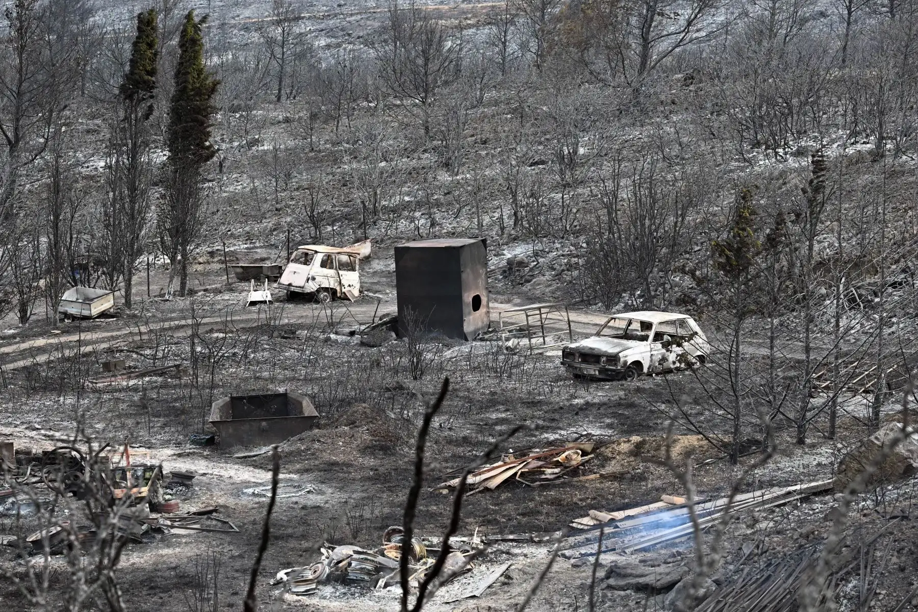 Esta fotografía muestra coches quemados en una zona devastada por un incendio forestal cerca de Fontjoncouse, en el suroeste de Francia.
Foto: AFP