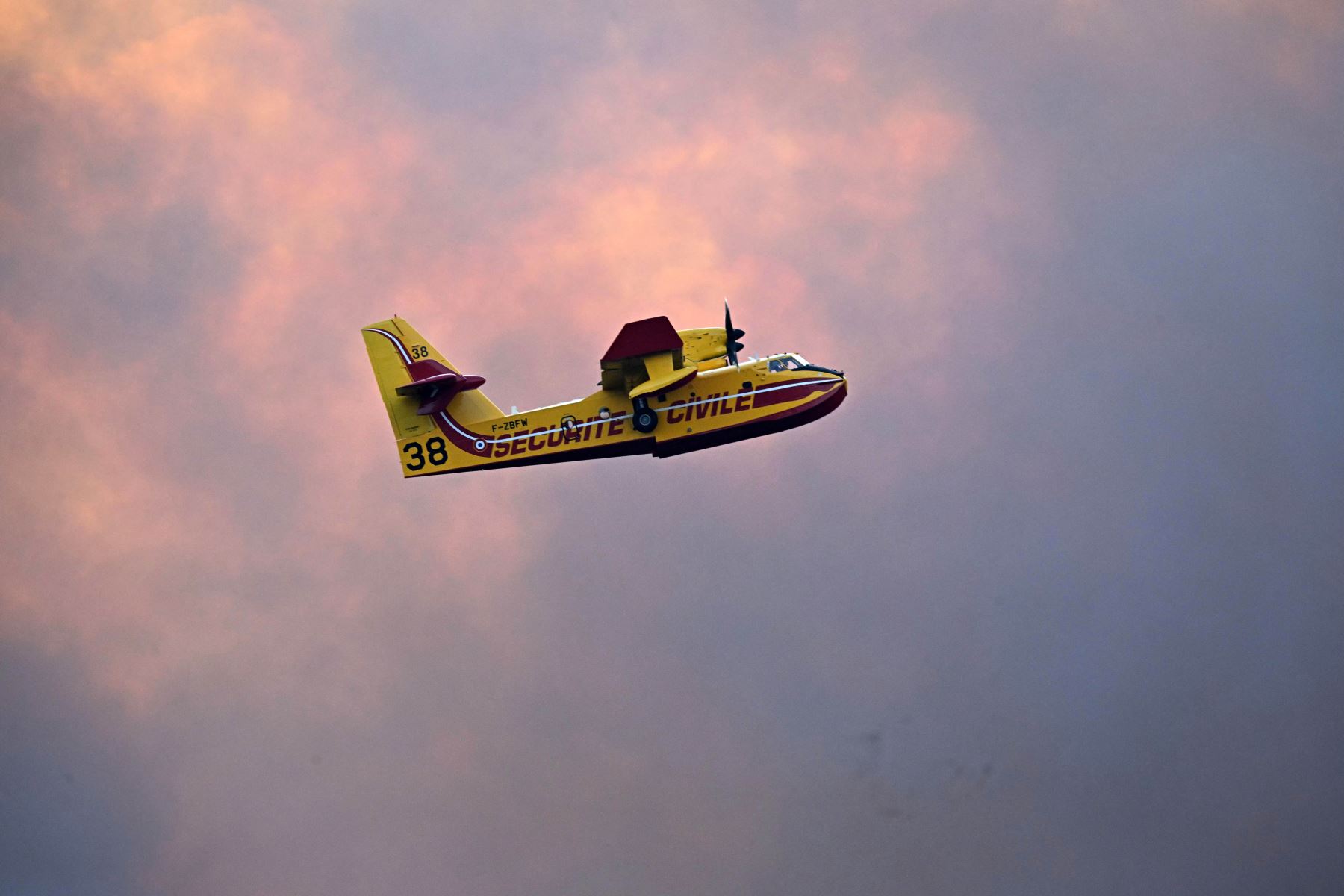 Esta fotografía muestra un Canadair CL-415 de la seguridad civil francesa volando durante un incendio forestal cerca de Fontjoncouse, suroeste de Francia.
Foto: AFP