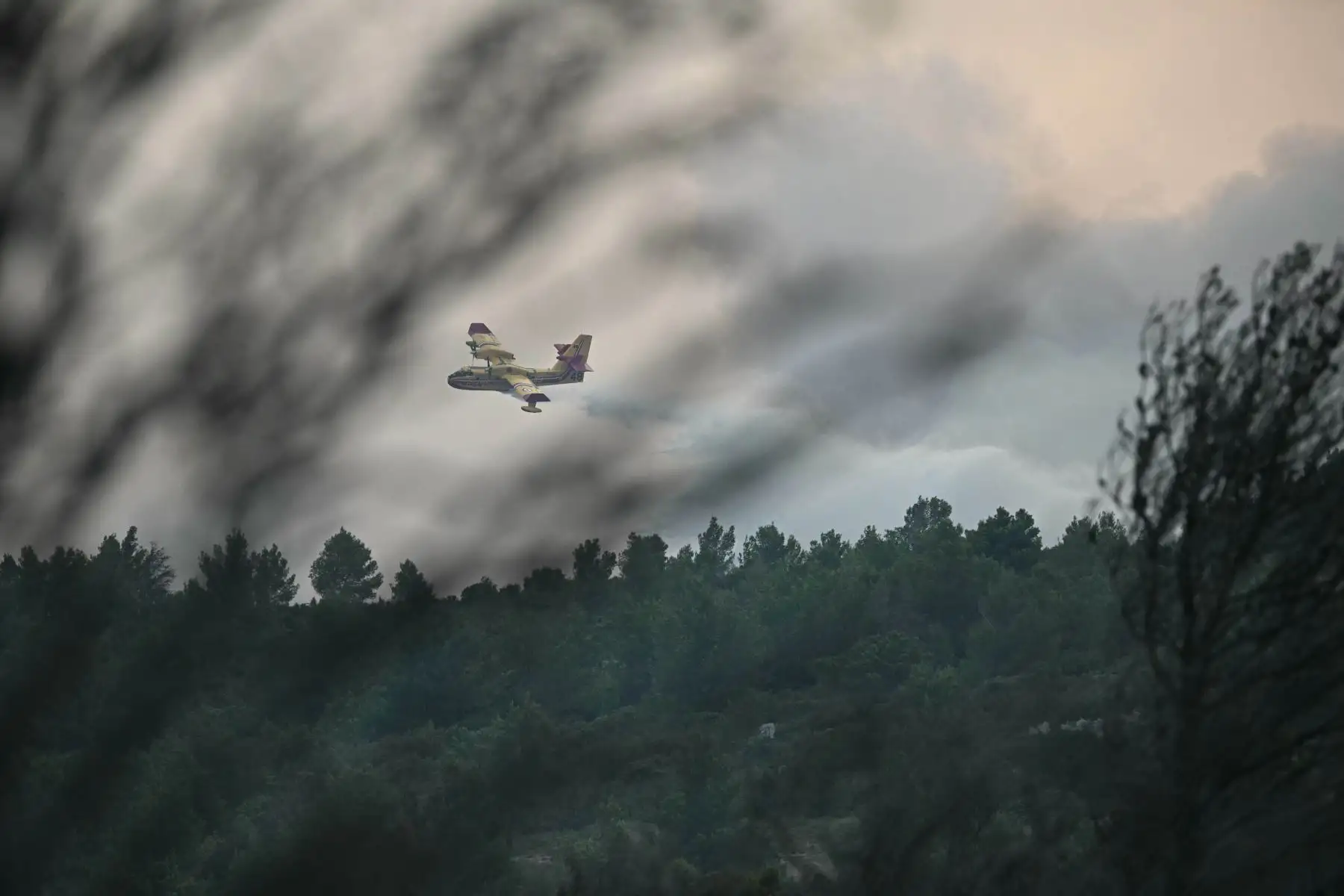 Esta fotografía muestra a un agente de la seguridad civil francesa lanzando agua sobre un incendio forestal cerca de Fontjoncouse, suroeste de Francia.
Foto: AFP