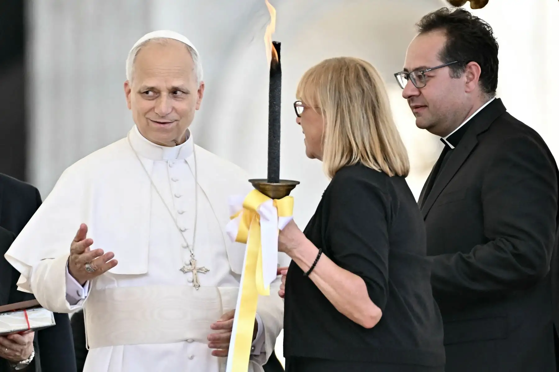 El Papa León XIV recibe a una pareja de fieles durante la audiencia general en la Plaza de San Pedro del Vaticano.
Foto: AFP