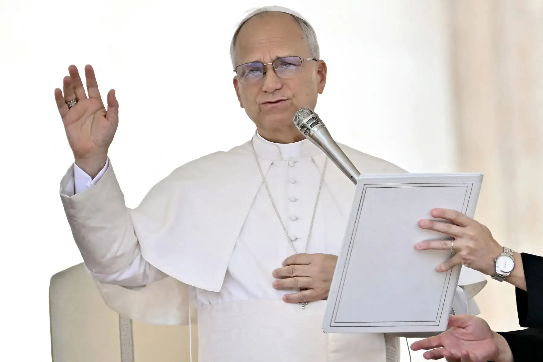 El Papa León XIV imparte su bendición durante su audiencia general semanal en la plaza de San Pedro del Vaticano.
Foto: AFP
