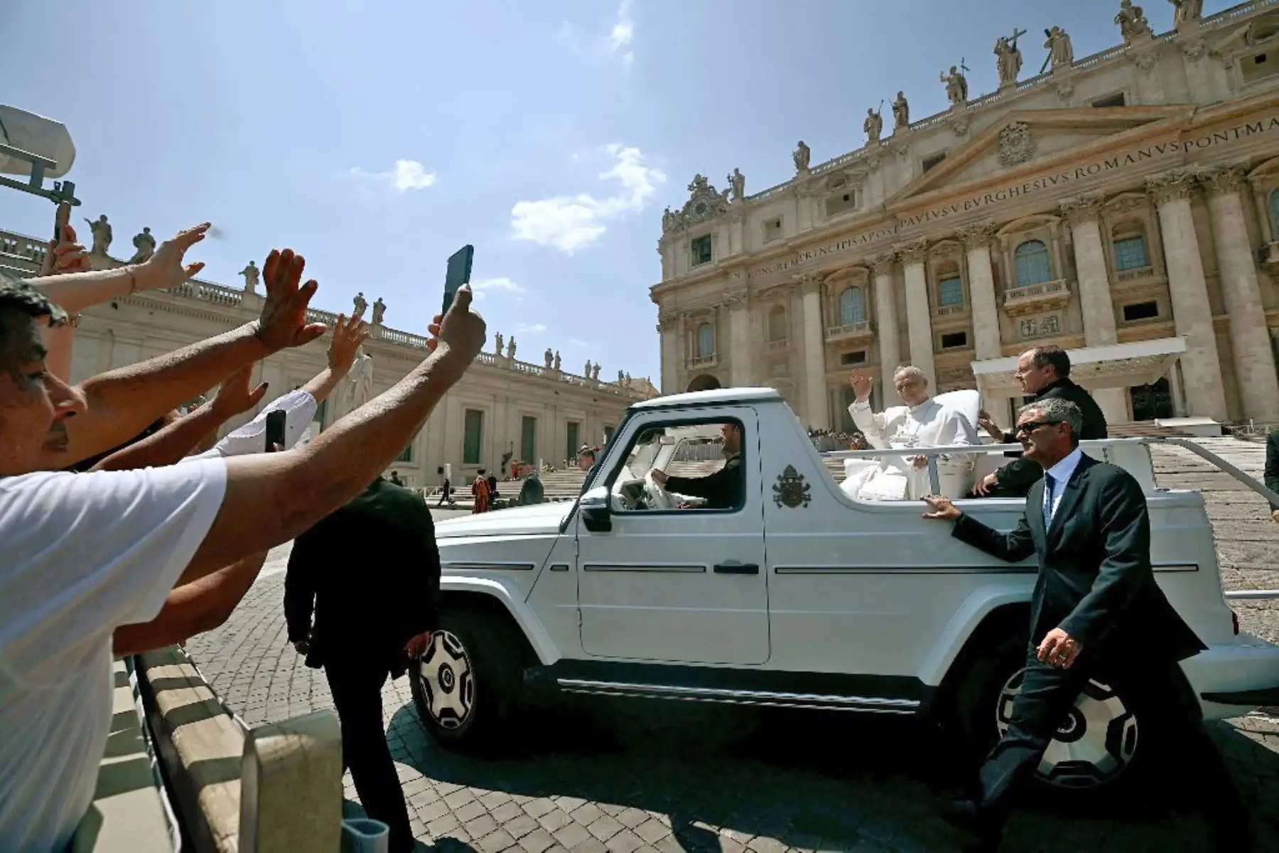 El Papa León XIV imparte su bendición durante su audiencia general semanal en la plaza de San Pedro del Vaticano. Foto: AFP