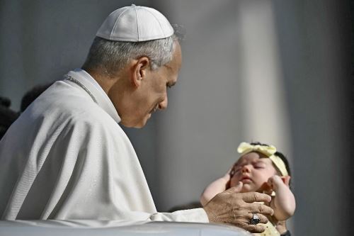 El Papa León XIV imparte su bendición en la plaza de San Pedro del Vaticano