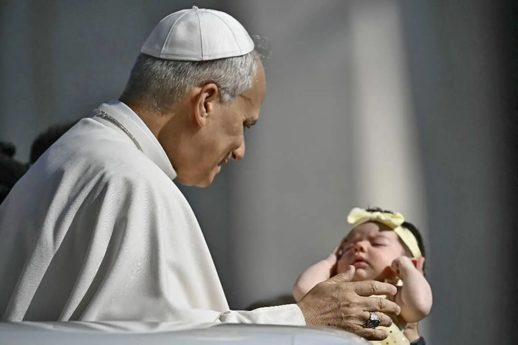 El Papa León XIV imparte su bendición durante su audiencia general semanal en la plaza de San Pedro del Vaticano. Foto: AFP