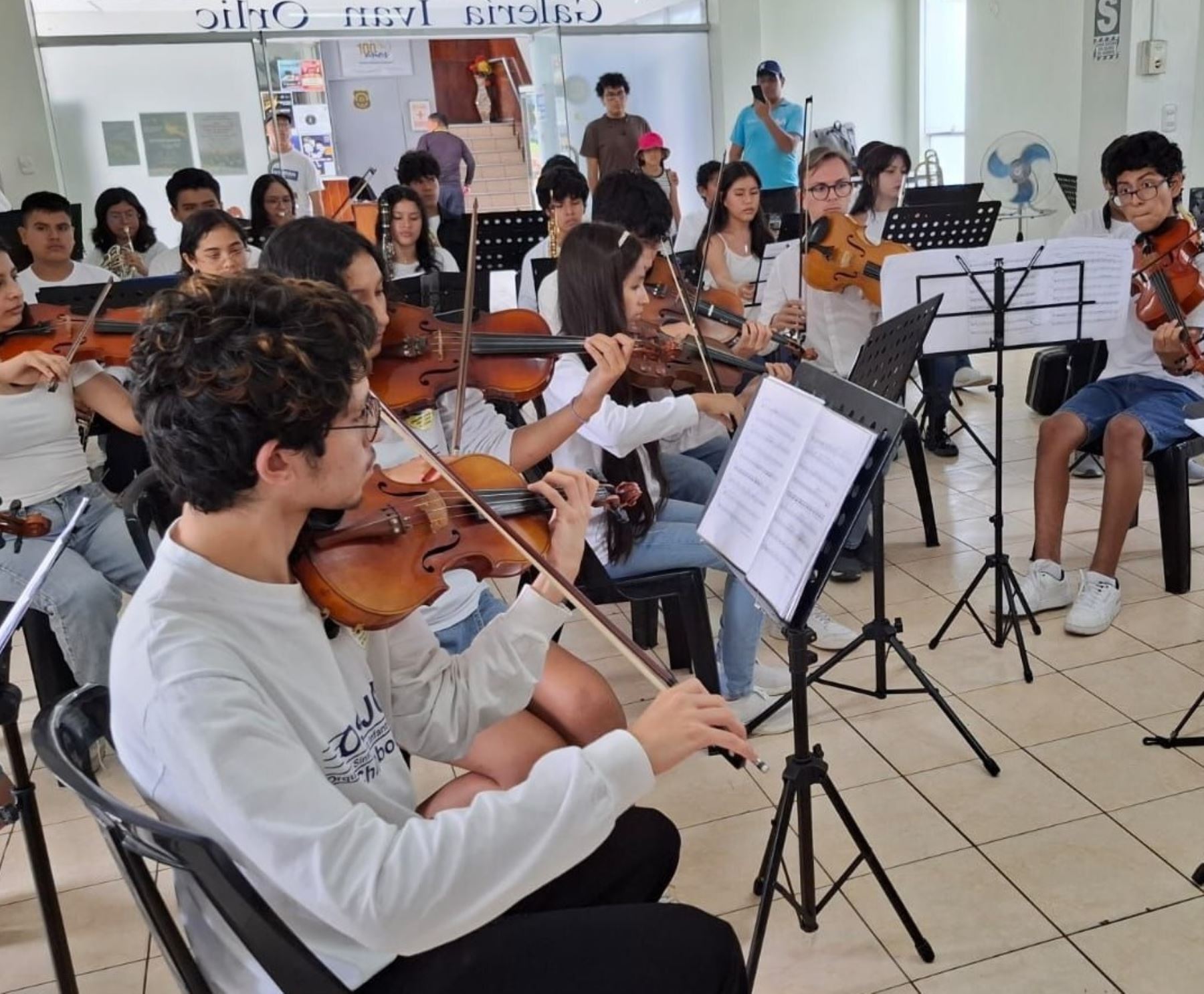 De Europa a los Andes”: el reencuentro musical de Dayner Tafur con Chimbote y Lima.