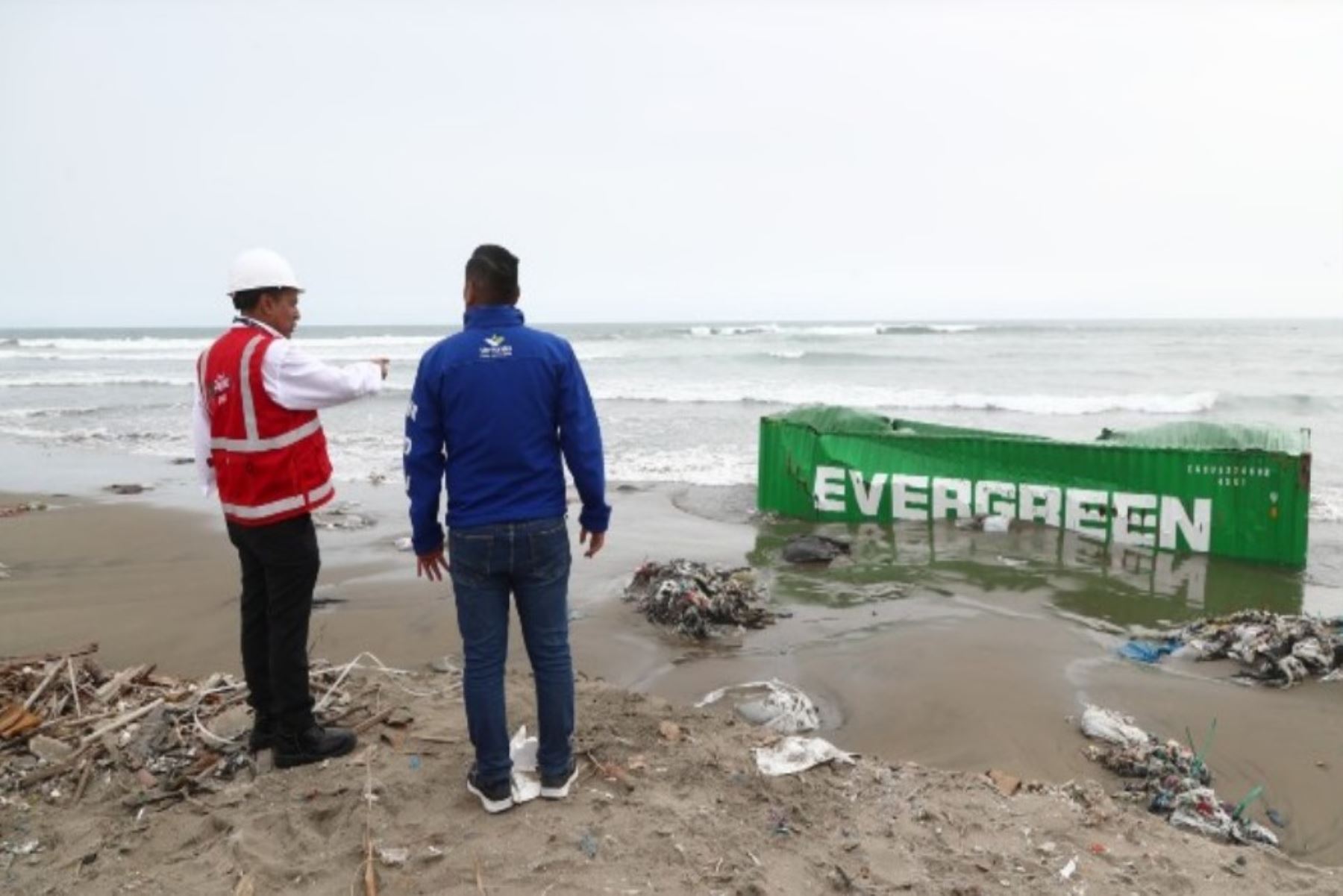 Personal del Minam y del municipio de Ventanilla inspeccionó playas afectadas por acumulación de plástico y basura. Foto: ANDINA/Difusión.