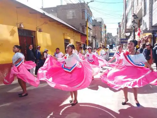 Delegaciones escolares de diversas regiones y de países vecinos como Bolivia, Ecuador y Panamá participaron del corso por el bicentenario del colegio San Carlos de Puno.
