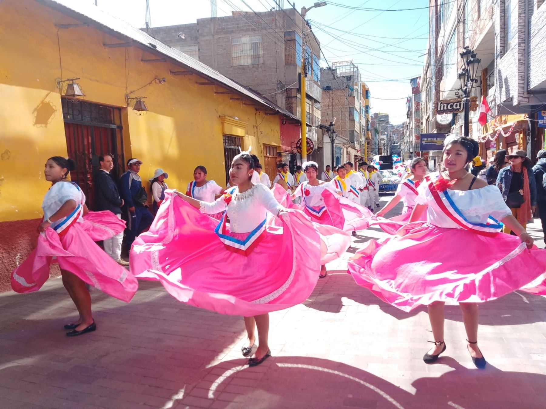 Delegaciones escolares de diversas regiones y de países vecinos como Bolivia, Ecuador y Panamá participaron del corso por el bicentenario del colegio San Carlos de Puno.