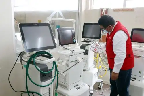 La Contraloría detectó equipos inoperativos, sobrestock de medicamentos con riesgo de vencimiento y daños estructurales en varios centros médicos del país. Foto: ANDINA/Difusión