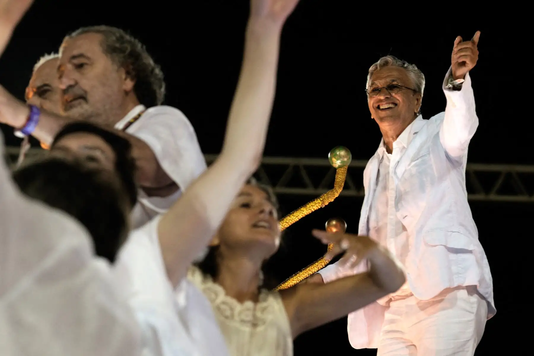 El compositor y cantante brasileño Caetano Veloso  hace un gesto en una carroza de la escuela de samba Mangueira durante la segunda noche del desfile de carnaval en el Sambódromo de Río de Janeiro, Brasil, el 9 de febrero de 2016. AFP