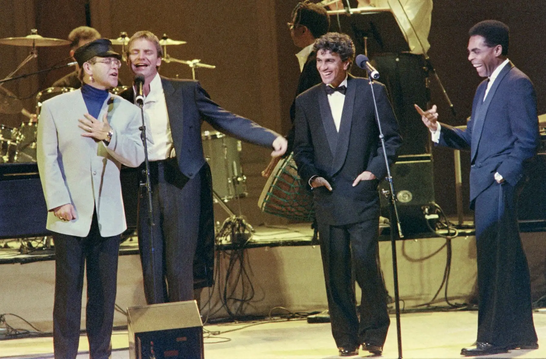 El cantante y músico británico Elton John actúa en el escenario con el cantante británico Sting y los músicos brasileños Caetano Veloso y Gilberto Gil el 10 de marzo de 1991 en Nueva York.