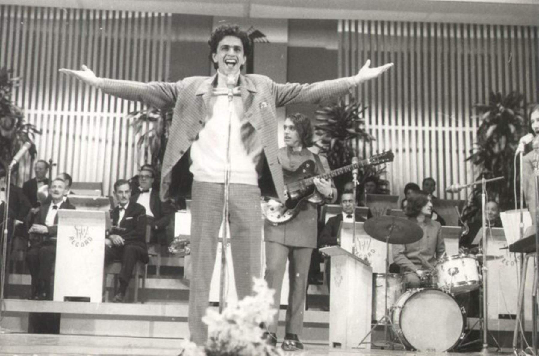 Grabó en 1968 su primer álbum solista llamado Caetano Veloso, y su música cruzó las fronteras con su controvertida É proibido proibir.