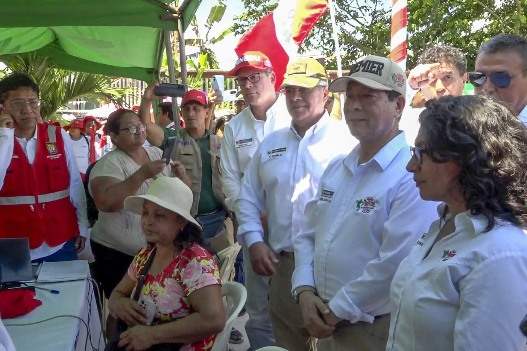 El premier Eduardo Arana estuvo junto a los ministros César Vásquez del Minsa, Morgan Quero del Minedu, Walter Astudillo del Mindef y Leslie Urteaga del Midis y el alcalde de la provincia de Mariscal Ramón Castilla, Julio Kahn. Foto: ANDINA/Difusión
