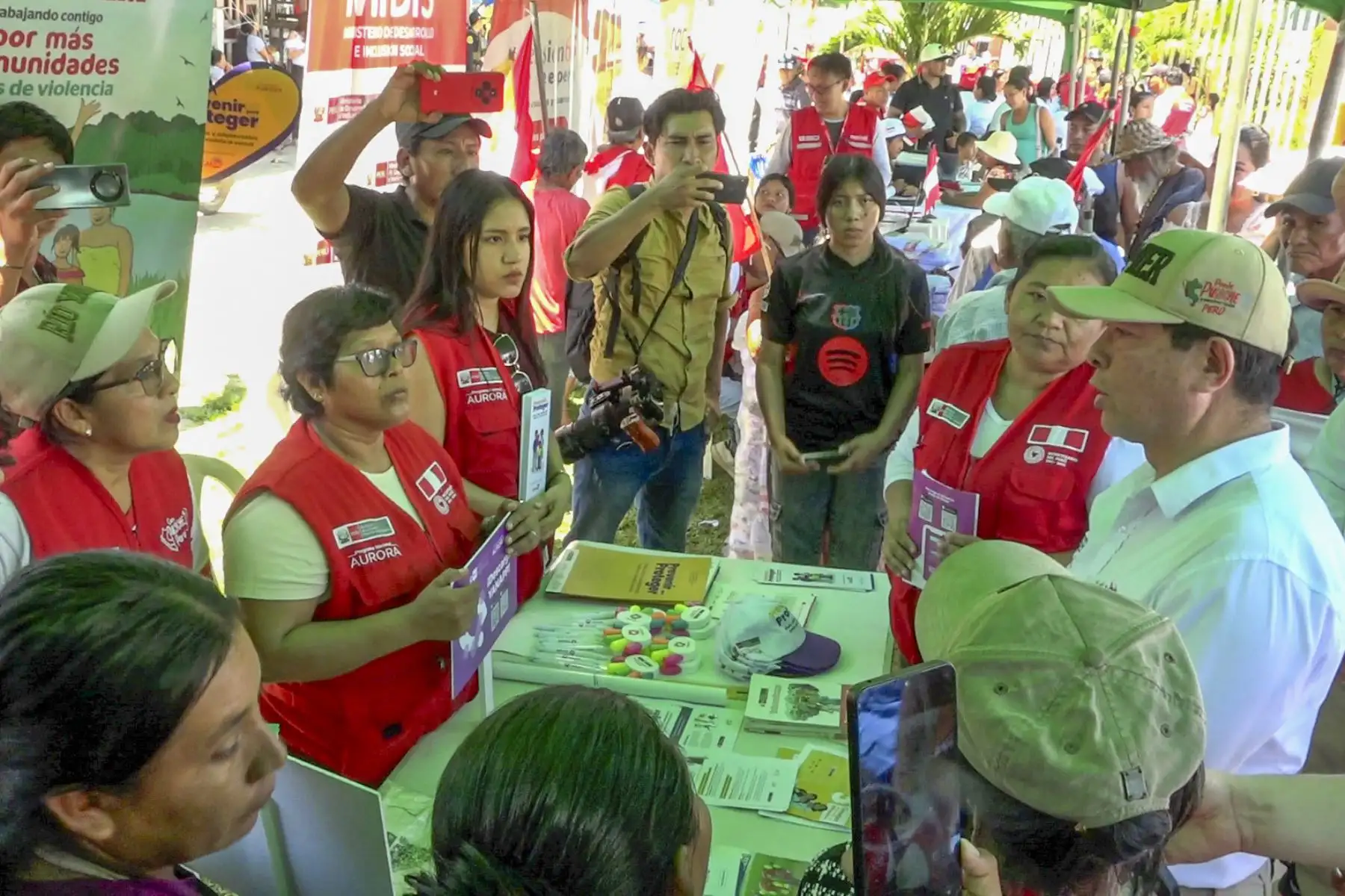 El premier Eduardo Arana estuvo junto a los ministros César Vásquez del Minsa, Morgan Quero del Minedu, Walter Astudillo del Mindef y Leslie Urteaga del Midis y el alcalde de la provincia de Mariscal Ramón Castilla, Julio Kahn. Foto: ANDINA/Difusión