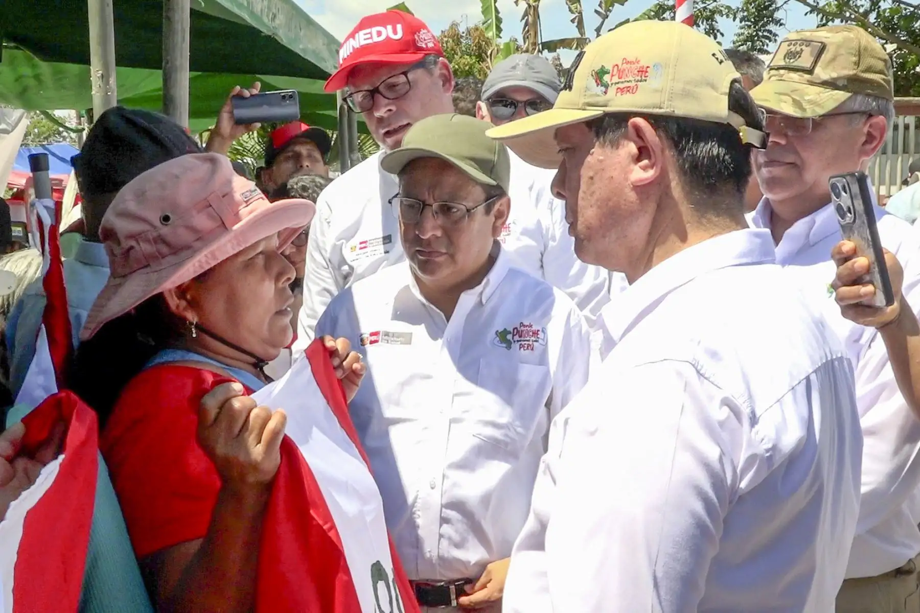 El premier Eduardo Arana estuvo junto a los ministros César Vásquez del Minsa, Morgan Quero del Minedu, Walter Astudillo del Mindef y Leslie Urteaga del Midis y el alcalde de la provincia de Mariscal Ramón Castilla, Julio Kahn. Foto: ANDINA/Difusión