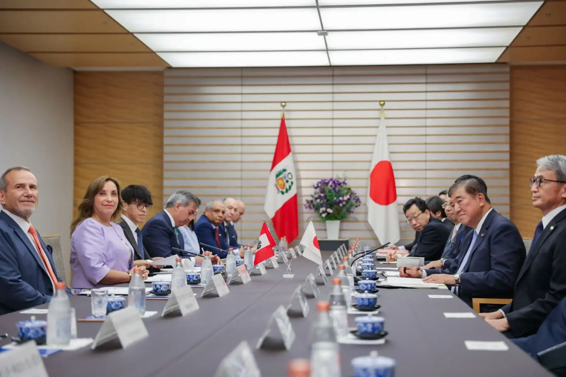 La presidenta de la República del Perú, Dina Ercilia Boluarte Zegarra, sostuvo una reunión bilateral con el Primer Ministro de Japón, Shigeru Ishiba, donde se abordaron las oportunidades de negocio para ambos países en rubros como turismo y construcción, entre otros. Foto: ANDINA/Presidencia