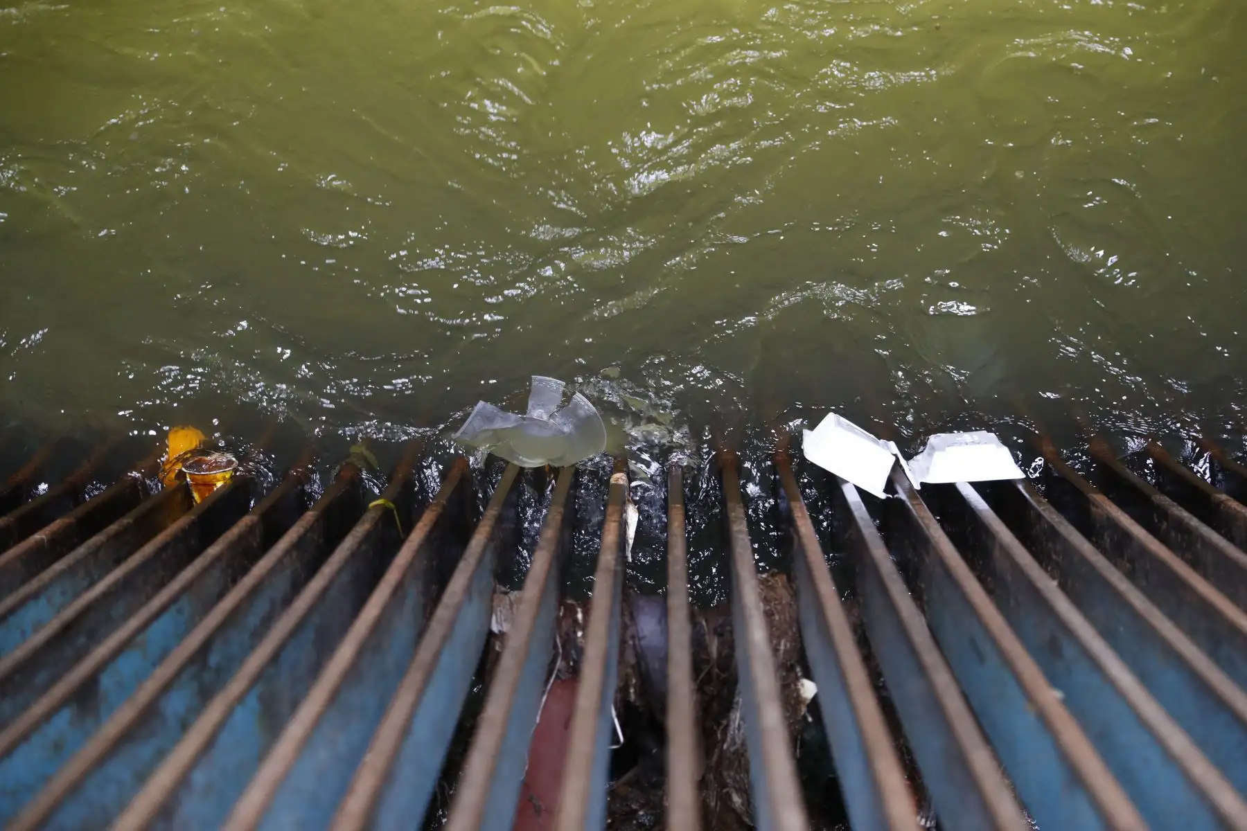 Bocatoma 1 de la Planta de Tratamiento de Agua Potable La Atarjea de Sedapal, ubicada en el distrito de El Agustino. Es el primer filtro del agua pura de río Rímac, el cual detiene el paso de los desperdicios más grandes. Foto: ANDINA/Daniel Bracamonte