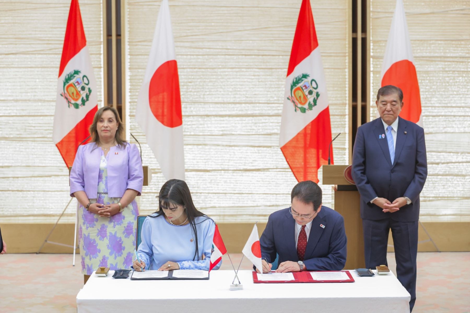 La ministra de Comercio Exterior y Turismo, Desilú León, y el representante de la Agencia Japonesa de Turismo, suscribieron un Memorándum de Cooperación en el Campo del Turismo, con el fin de promover el desarrollo del turismo sostenible, promover inversiones y el incremento del turismo entre Perú y Japón. Foto: Mincetur
