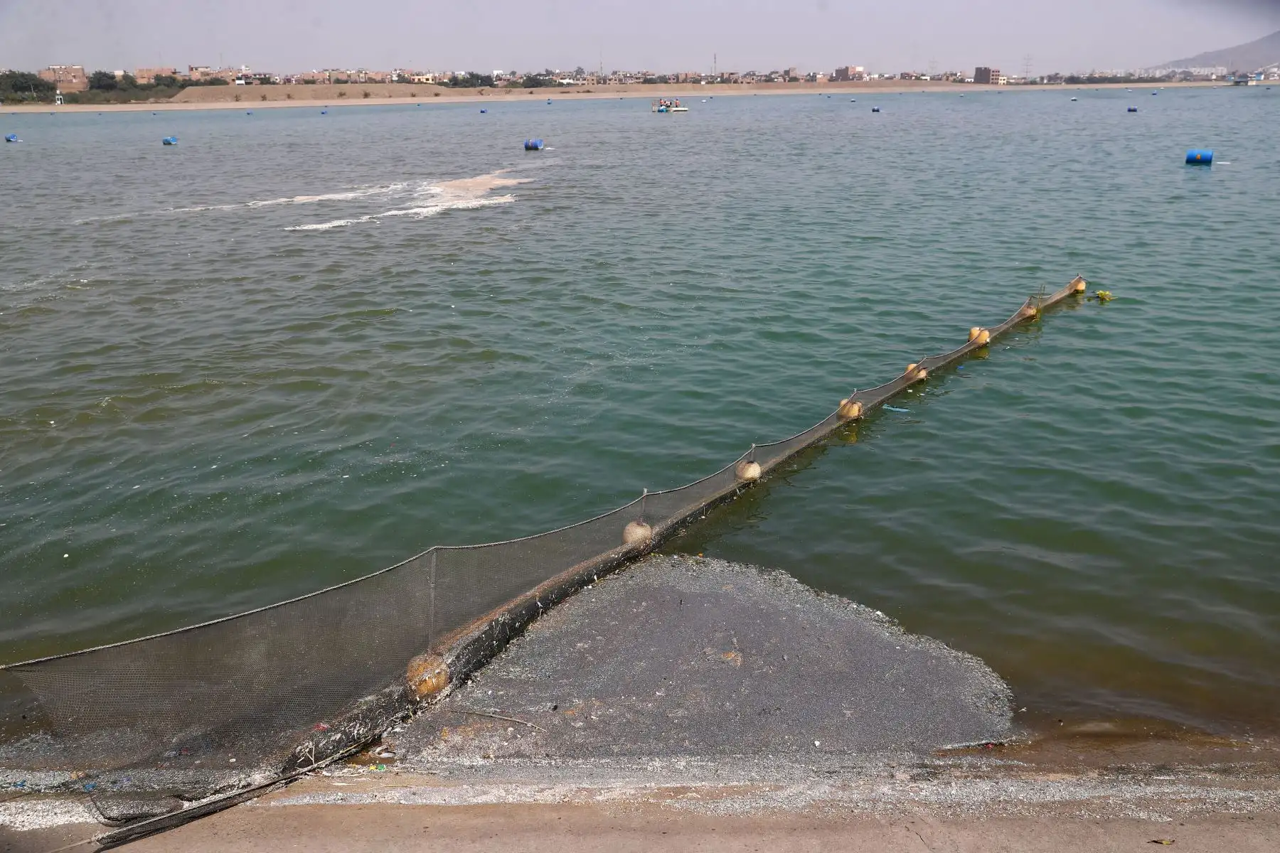Estanques reguladores de la Planta de Tratamiento de Agua Potable La Atarjea de Sedapal, en donde el agua procedente de las bocatomas 1 y 2 pasa por dos procesos de cloración. Foto: ANDINA/Daniel Bracamonte
