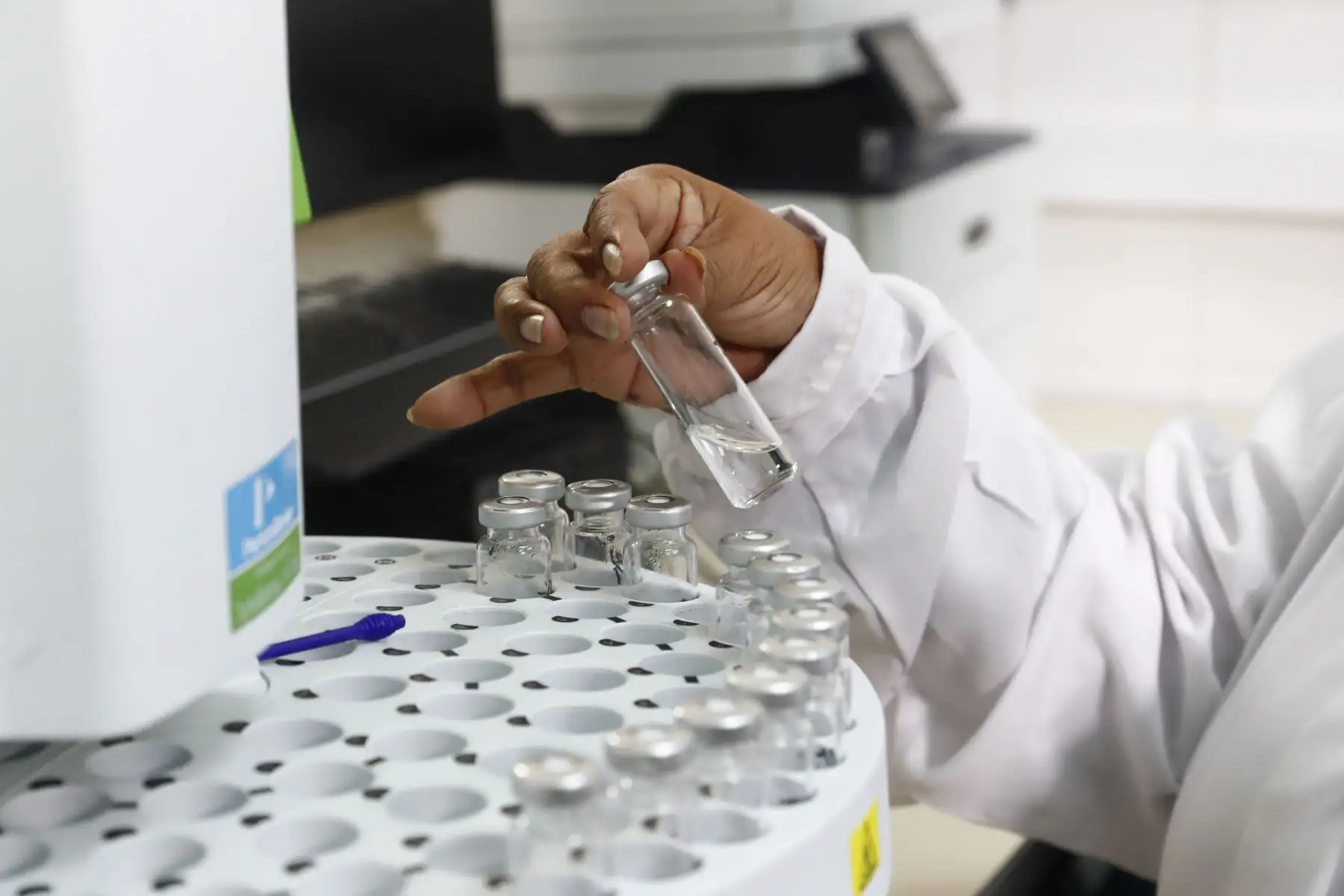 Laboratorio de la Planta de Tratamiento de Agua Potable La Atarjea de Sedapal, ubicado en el distrito de El Agustino, en donde los científicos y especialistas analizan el agua y determinan que tan apta está para el consumo humano luego de pasar por todos los filtros y procesos. Foto: ANDINA/Daniel Bracamonte