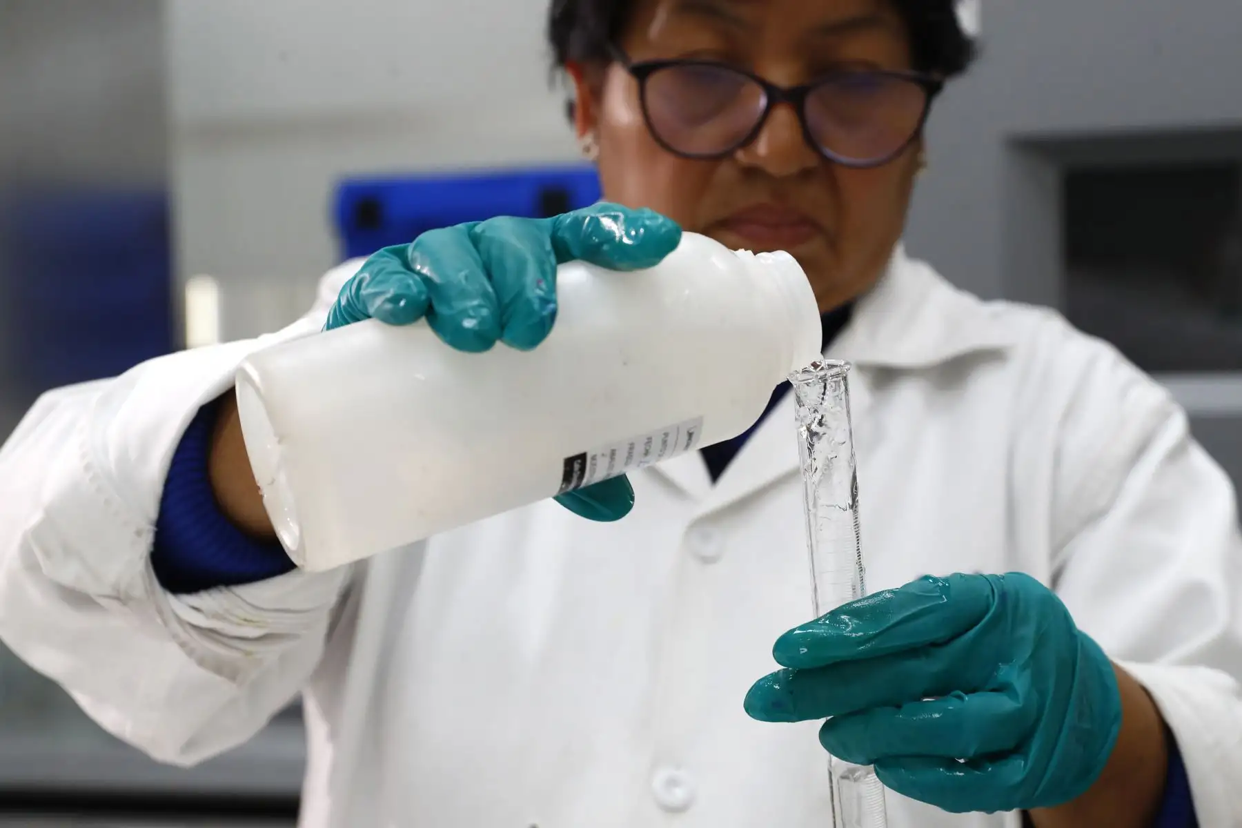 Laboratorio de la Planta de Tratamiento de Agua Potable La Atarjea de Sedapal, ubicado en el distrito de El Agustino, en donde los científicos y especialistas analizan el agua y determinan que tan apta está para el consumo humano luego de pasar por todos los filtros y procesos. Foto: ANDINA/Daniel Bracamonte