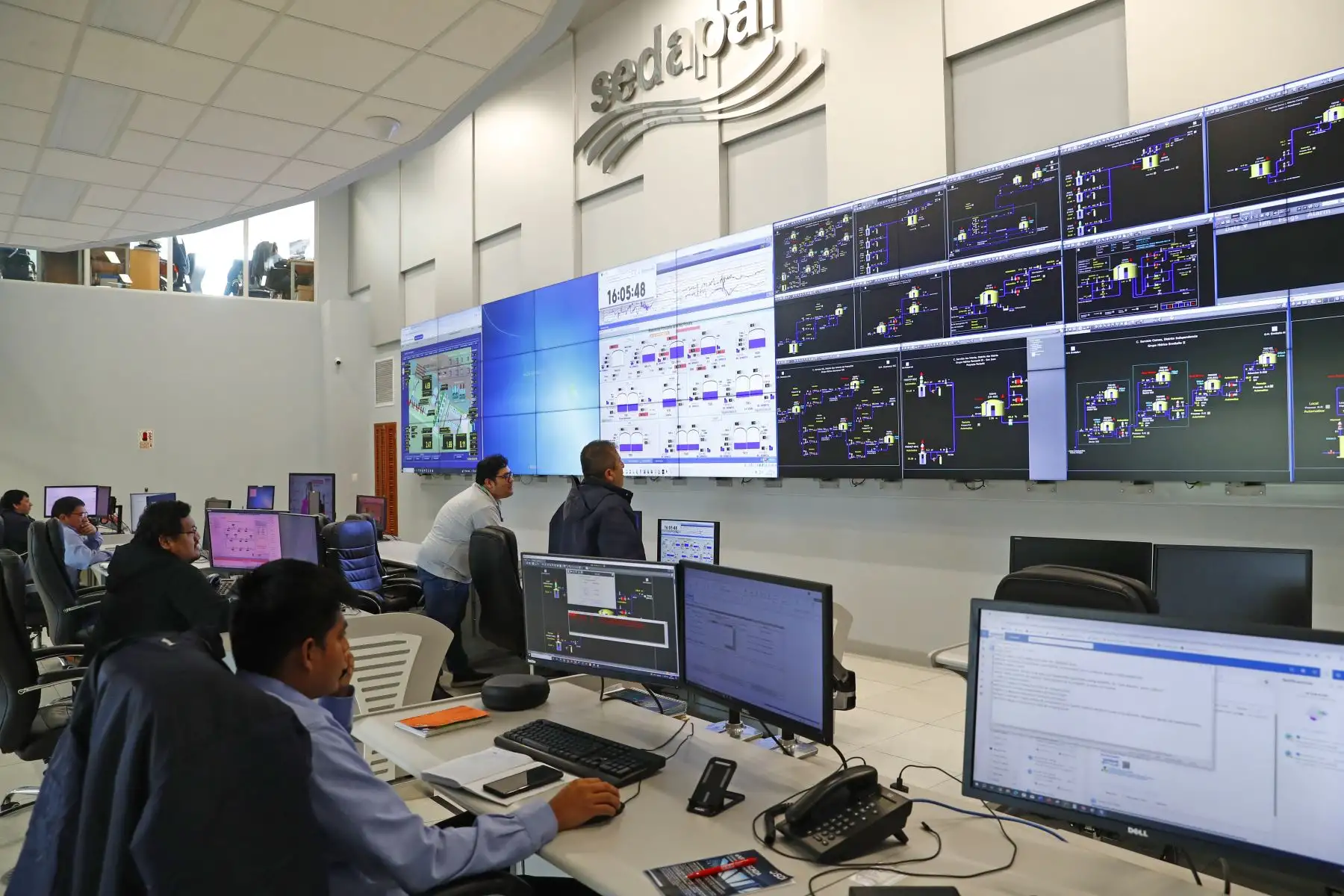 Este es el módulo del Sistema Scada de la Planta de Tratamiento de Agua Potable La Atarjea de Sedapal, en el distrito de El Agustino, desde donde se monitorean todas las máquinas del complejo. Foto: ANDINA/Daniel Bracamonte