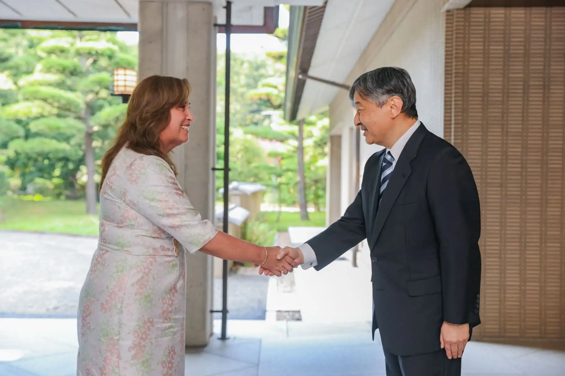 La presidenta de la República, Dina Ercilia Boluarte Zegarra, sostuvo una audiencia con el emperador Naruhito, con quien dialogó sobre la larga tradición cultural que Perú y Japón comparten, y la oportunidad de seguir fortaleciendo la relación de amistad que los une desde hace más de 150 años. Foto: ANDINA/Presidencia