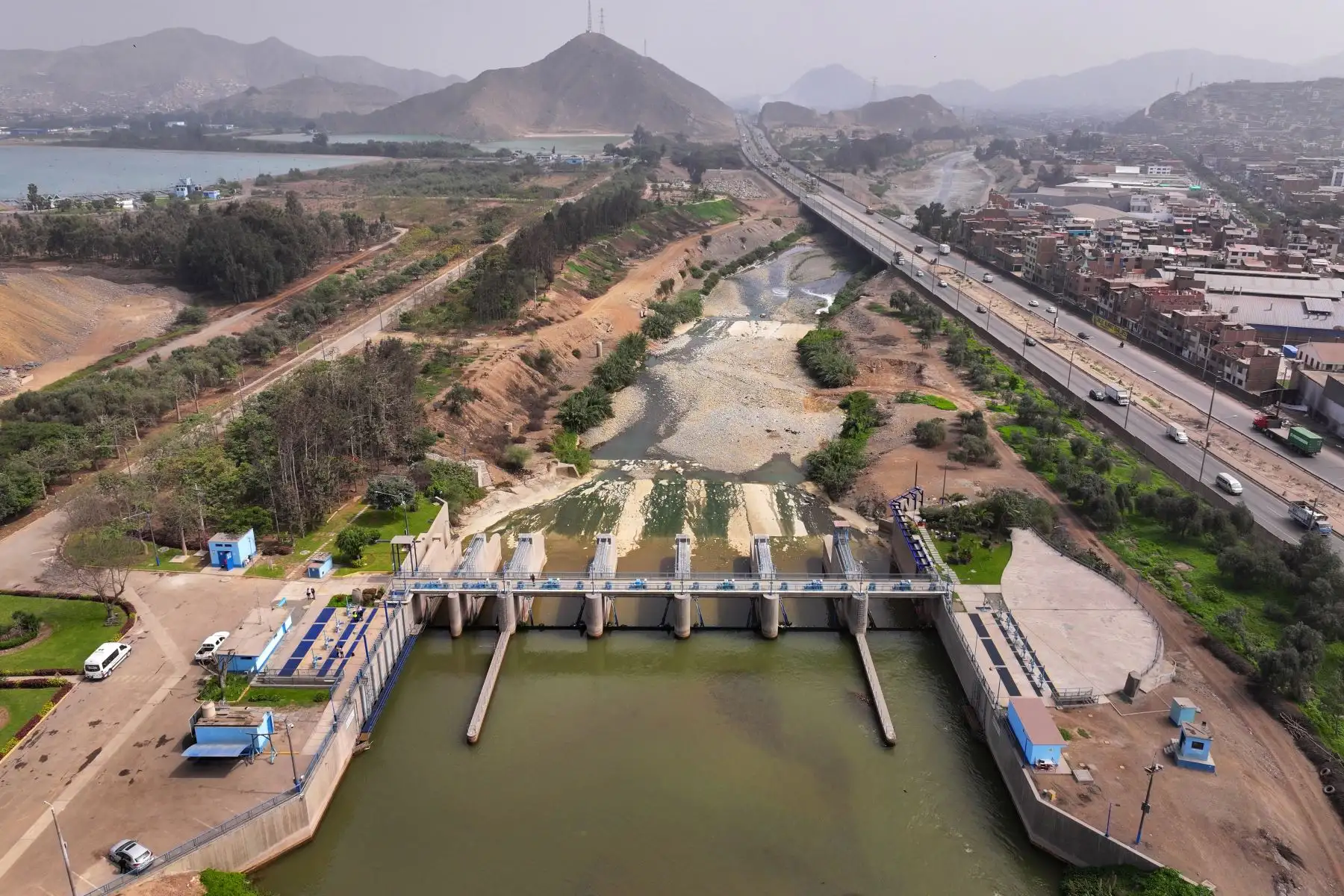Bocatomas 1 y 2 de la Planta de Tratamiento de Agua Potable La Atarjea de Sedapal, ubicada en el distrito de El Agustino. Es el primer filtro del agua pura de río Rímac, el cual detiene el paso de los desperdicios más grandes. Foto: ANDINA/Daniel Bracamonte