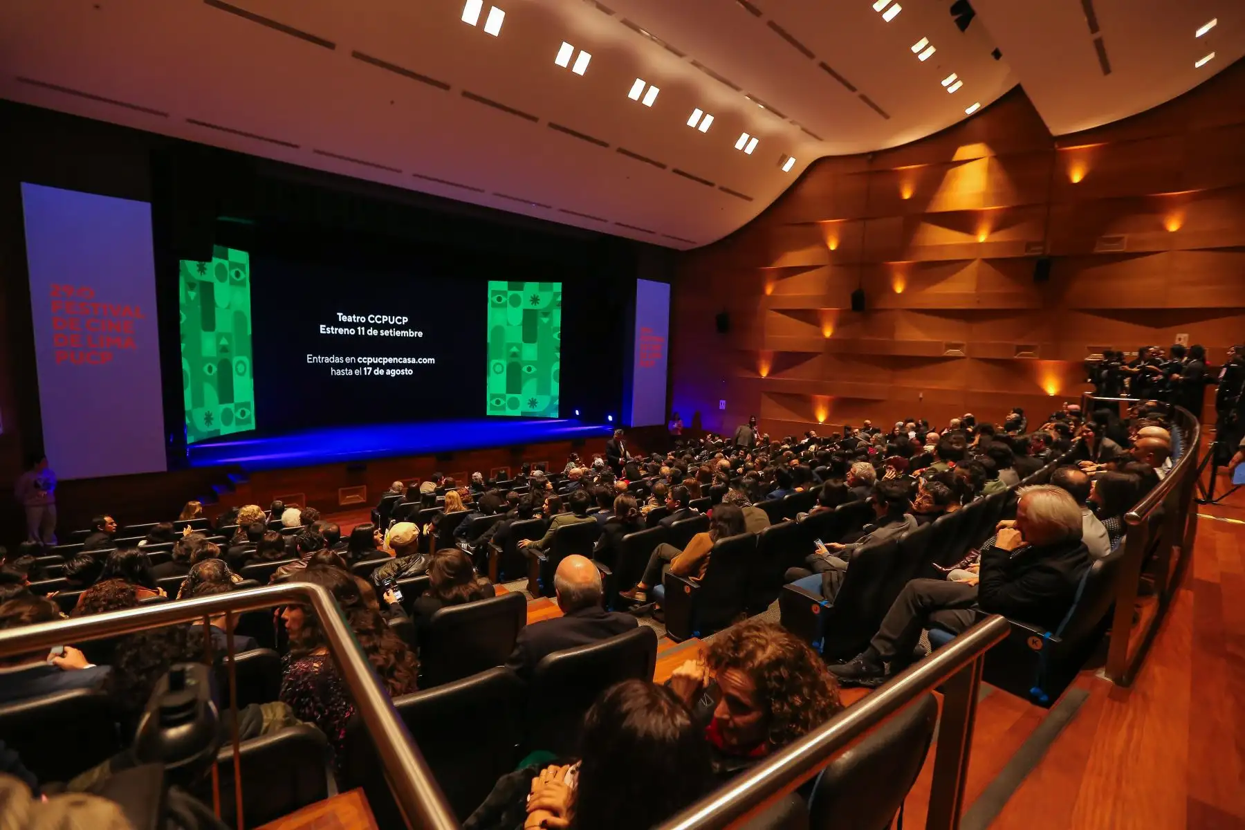El Festival de Cine de Lima inauguró la noche de este jueves su vigésimo novena edición con un llamado a la libertad en la creación y el respeto a las diferentes formas de "mirar", según declaró su director, Edward Venero, en la ceremonia. Foto: ANDINA/Difusión