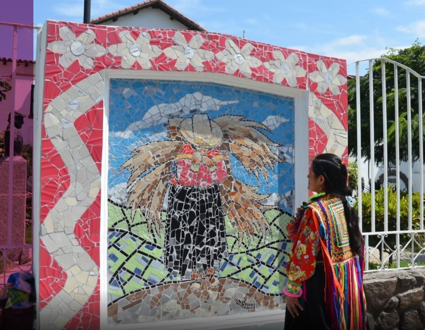 Este mural es un homenaje a la fuerza y la tradición de los Andes lambayecanos: una mujer incahuasina preparándose para el “Iglisya Qatay”, el ritual del techado de la Iglesia de Incahuasi. ANDINA/Difusión