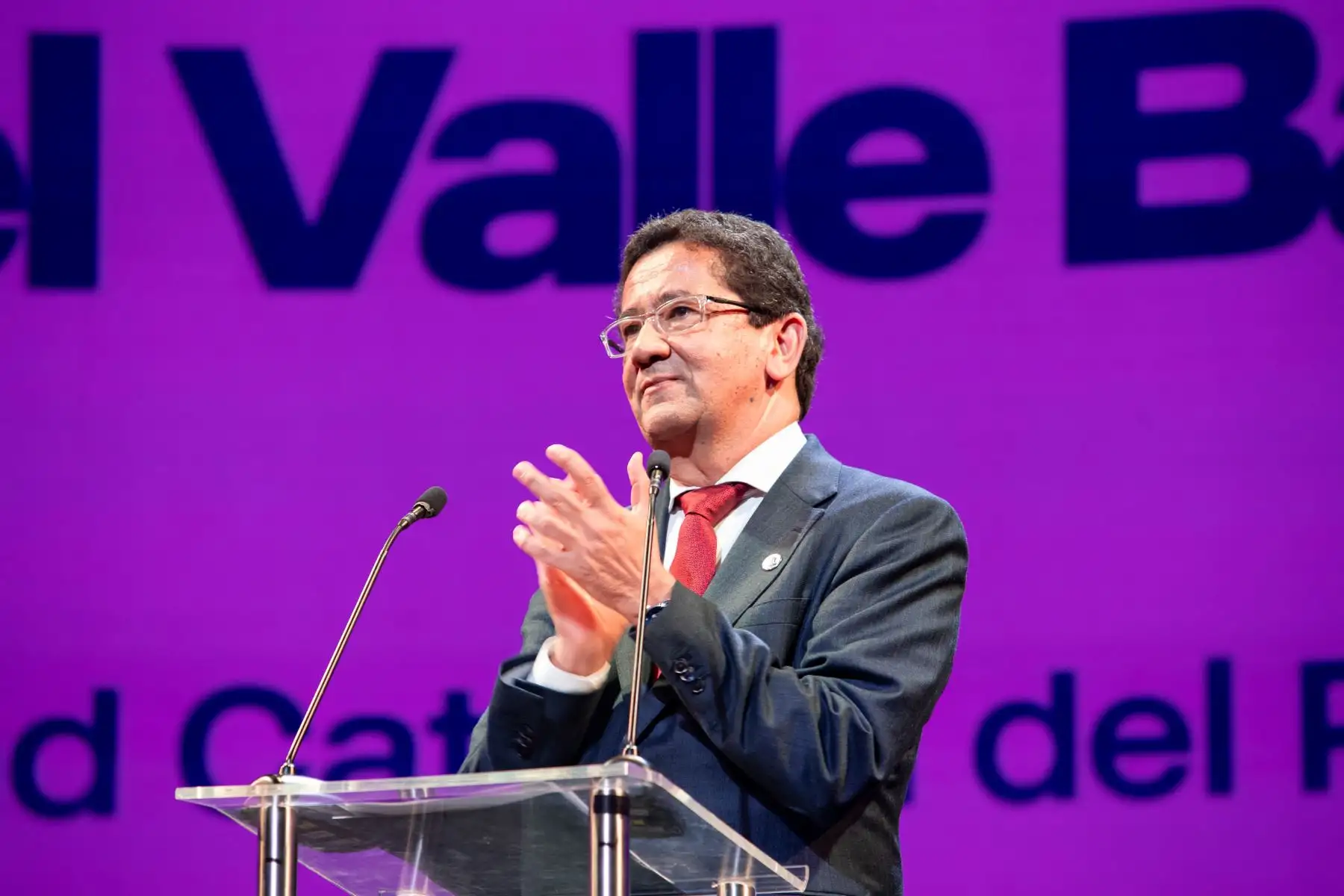 "Nuestro Festival es un encuentro de miradas que sostienen que transforman, que denuncian. Crear en el cine implica verse en el otro. A veces avanzamos con pasos ciegos y dejamos de vernos como personas. No lo permitamos”, dijo en la ceremonia el rector de la Pontificia Universidad Católica del Perú, Julio del Valle Ballón. Foto: ANDINA/Difusión