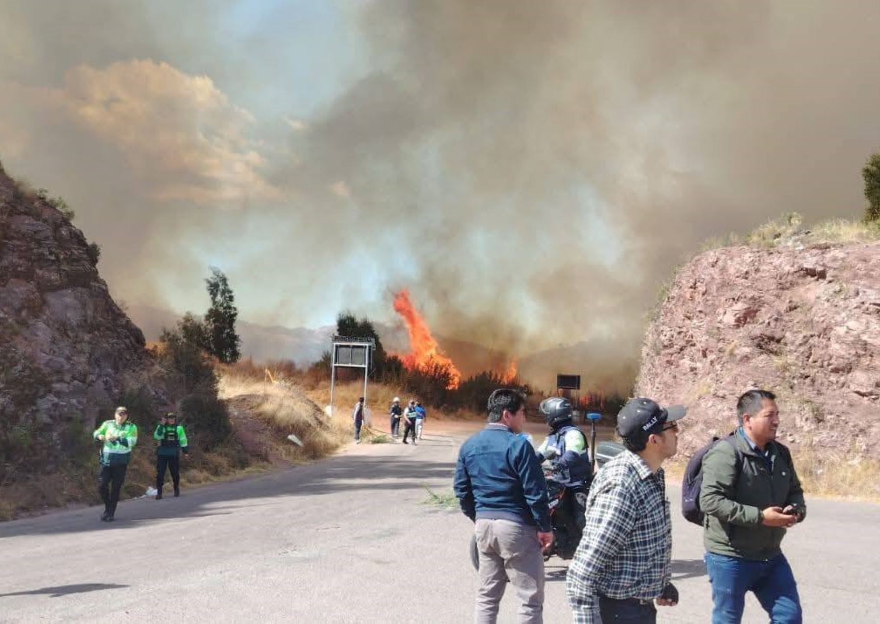 Un incendio forestal de grandes proporciones afecta el distrito cusqueño de San Sebastián. Bomberos, brigadistas y voluntarios combaten el fuego. ANDINA/Difusión