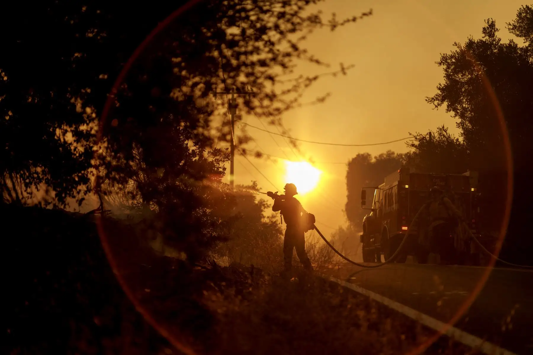 Se emitieron alertas de evacuación desde el límite del condado de Los Ángeles, al noroeste del lago Piru.  AFP