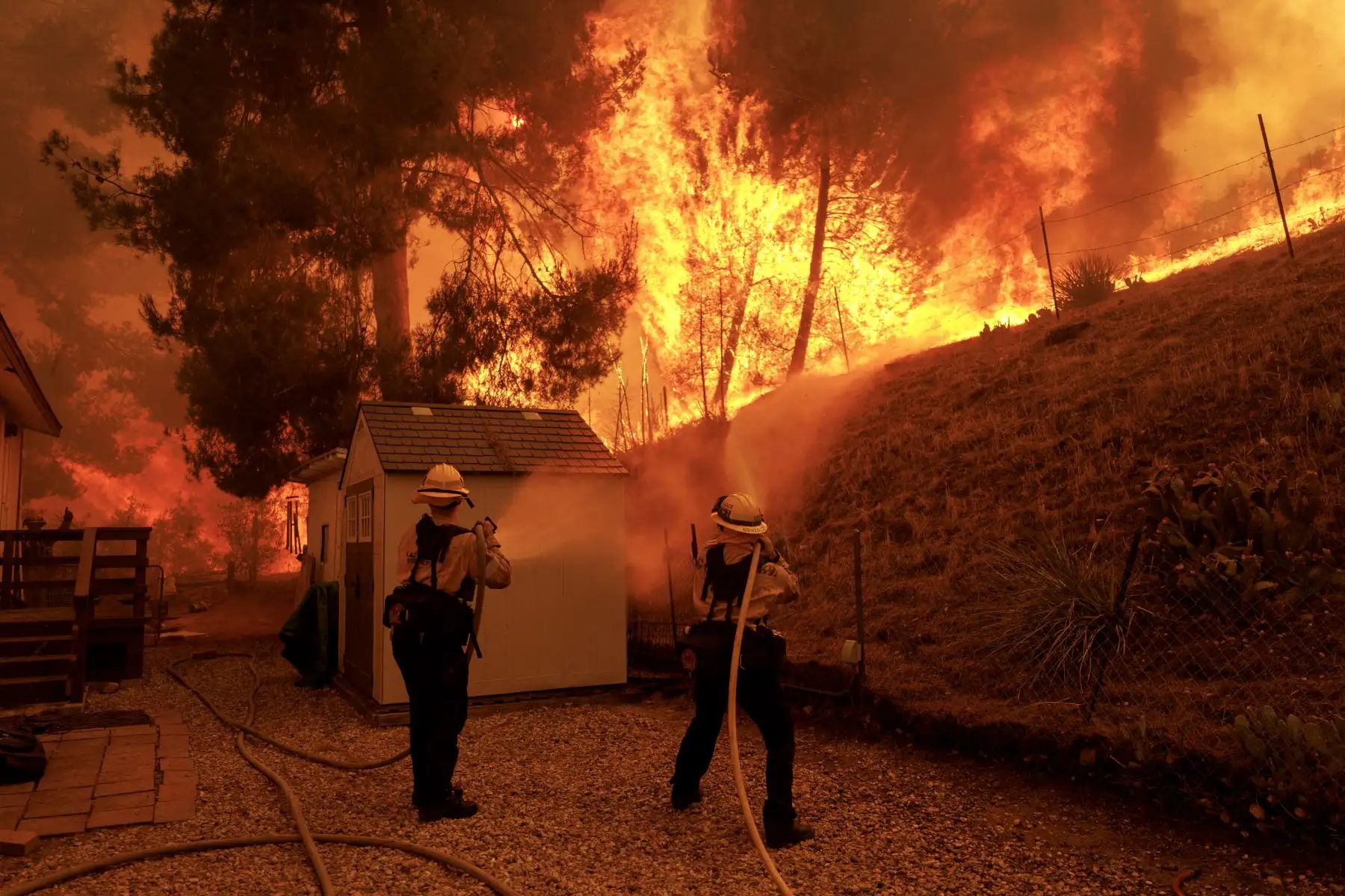 Los bomberos luchan contra las llamas del incendio Canyon en Castaic, California. Foto: AFP