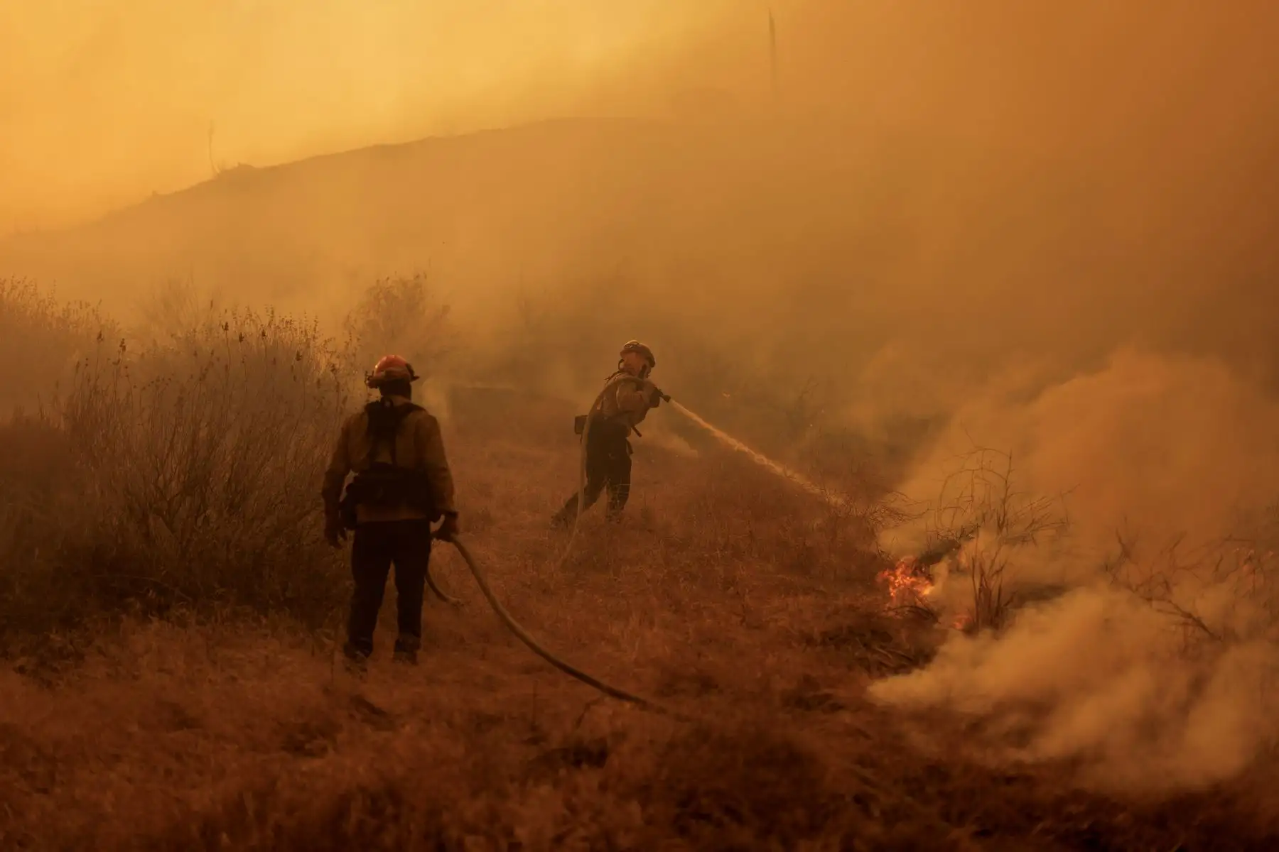 Los bomberos combaten las llamas del incendio Canyon en Castaic, California. Se han emitido alertas de evacuación desde el límite del condado de Los Ángeles hasta el noroeste del lago Piru. AFP