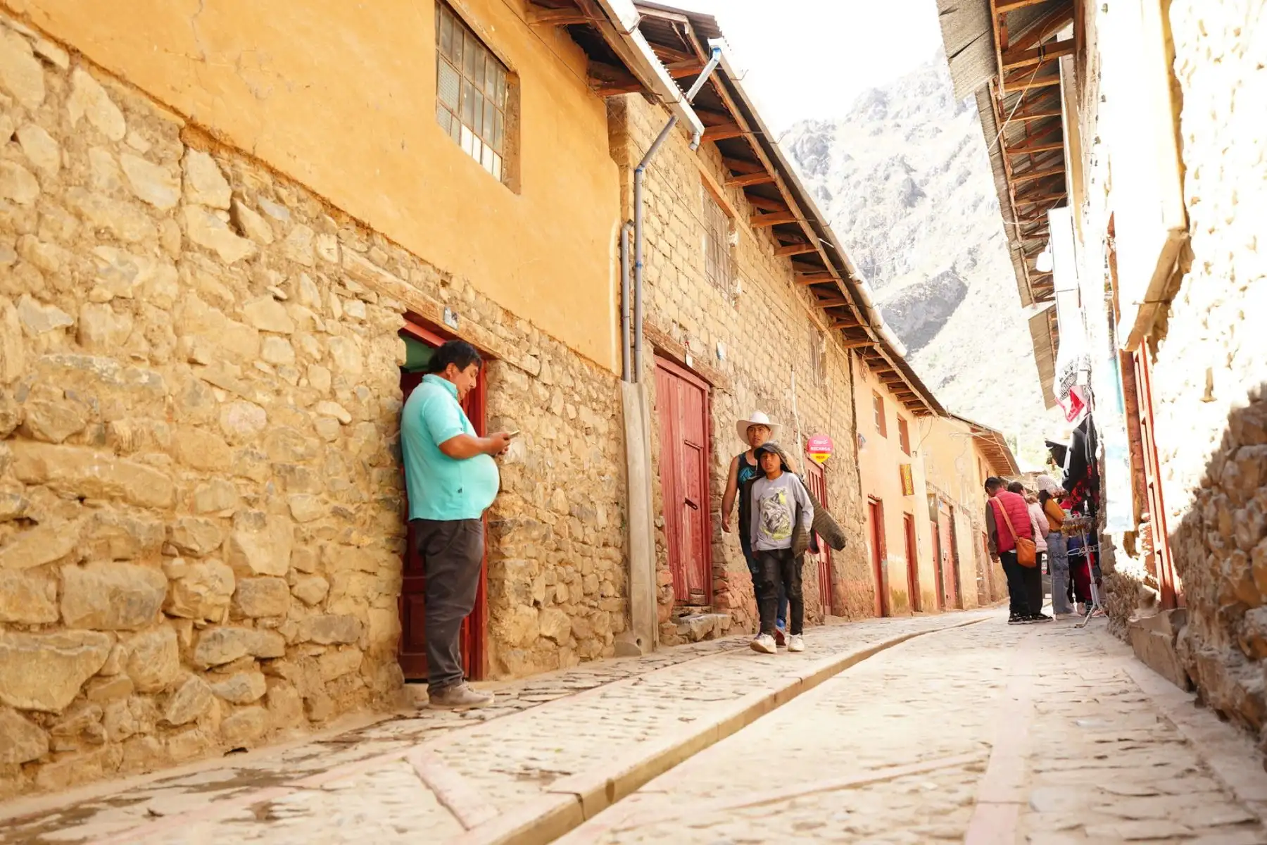Huancaya está ubicado en Yauyos, a seis horas de la capital. Es un destino que ha sabido conservar su esencia, con sus tradicionales casas de piedra y barro, techos de teja andina, calles empedradas, danzas ancestrales, festividades vivas y una gastronomía típica que en conjunto reflejan la identidad colectiva de su población. Foto: ANDINA/Difusión MINCETUR